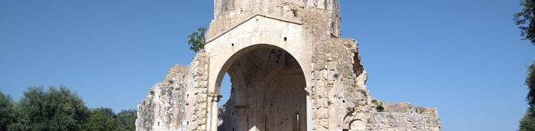 Parmi les ruines de San Bruzio, un ancien monastère dans la Maremme toscane