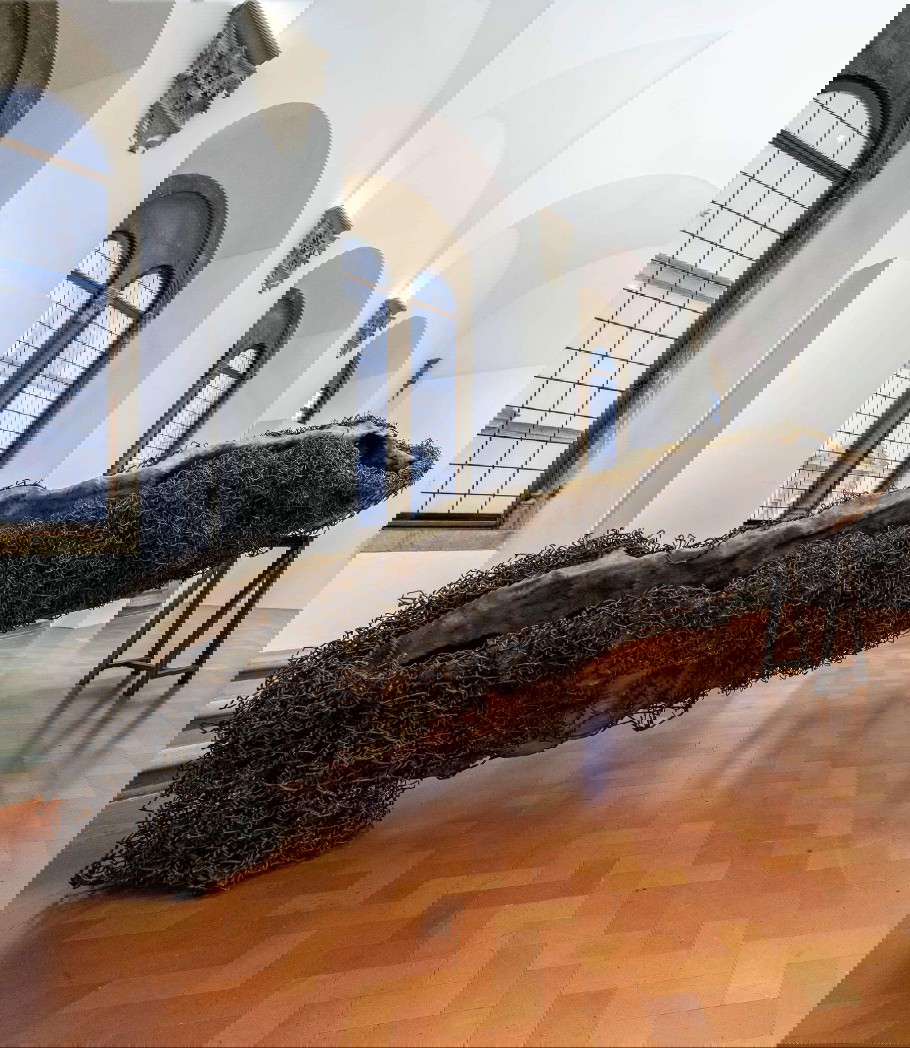 Anish Kapoor, A Blackish Fluid Excavation (2018; Stahl und Harz, 150 x 140 x 740 cm). Foto: Ela Bialkowska | OKNO studio photography