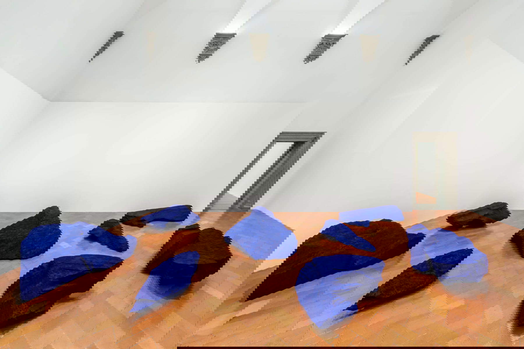 Anish Kapoor, Angel (1990; Schiefer und Pigmente, Maße variabel). Foto: Ela Bialkowska | OKNO Studiofotografie