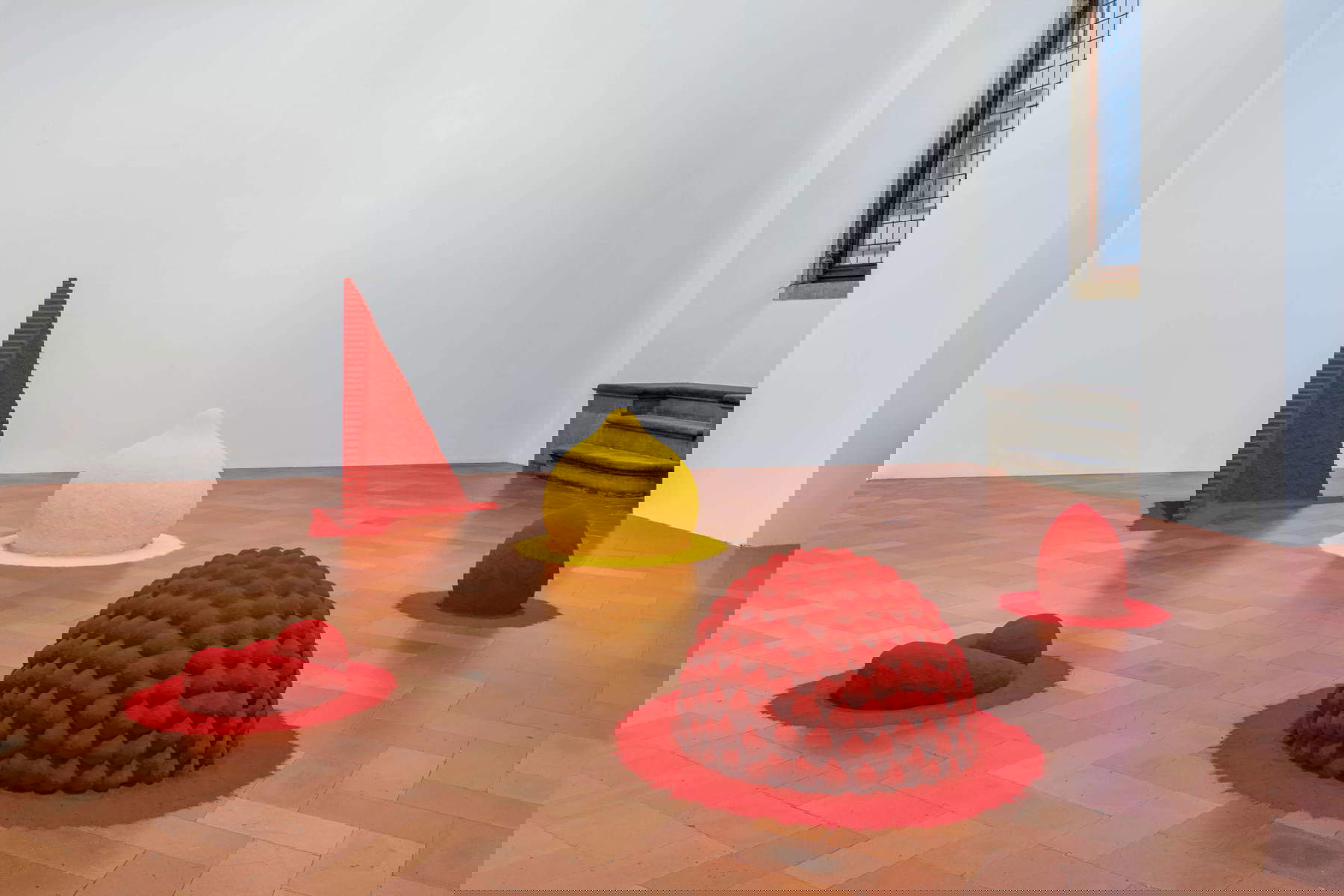 Anish Kapoor, To Reflect an Intimate Part of the Red (1981; Pigmente und Mischtechnik, Maße variabel). Foto: Ela Bialkowska | OKNO Studiofotografie