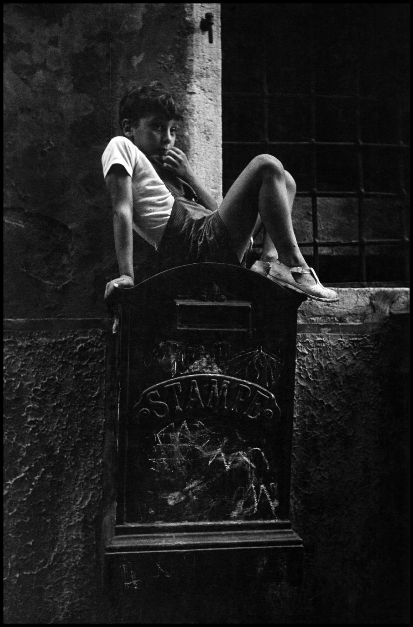 David Seymour, Niño sentado en un buzón, Venecia, 1950 David Seymour, Niño sentado en un buzón, Venecia, 1950