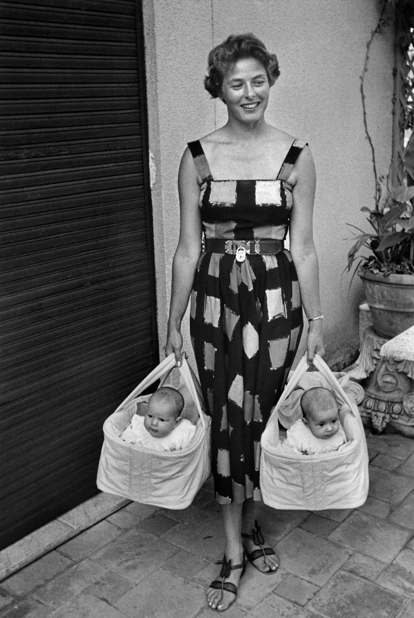 David Seymour, Ingrid Bergman con sus hijas gemelas, Isabella e Isotta Rossellini, Italia, 1952 David Seymour, Ingrid Bergman con sus hijas gemelas, Isabella e Isotta Rossellini, Italia, 1952
