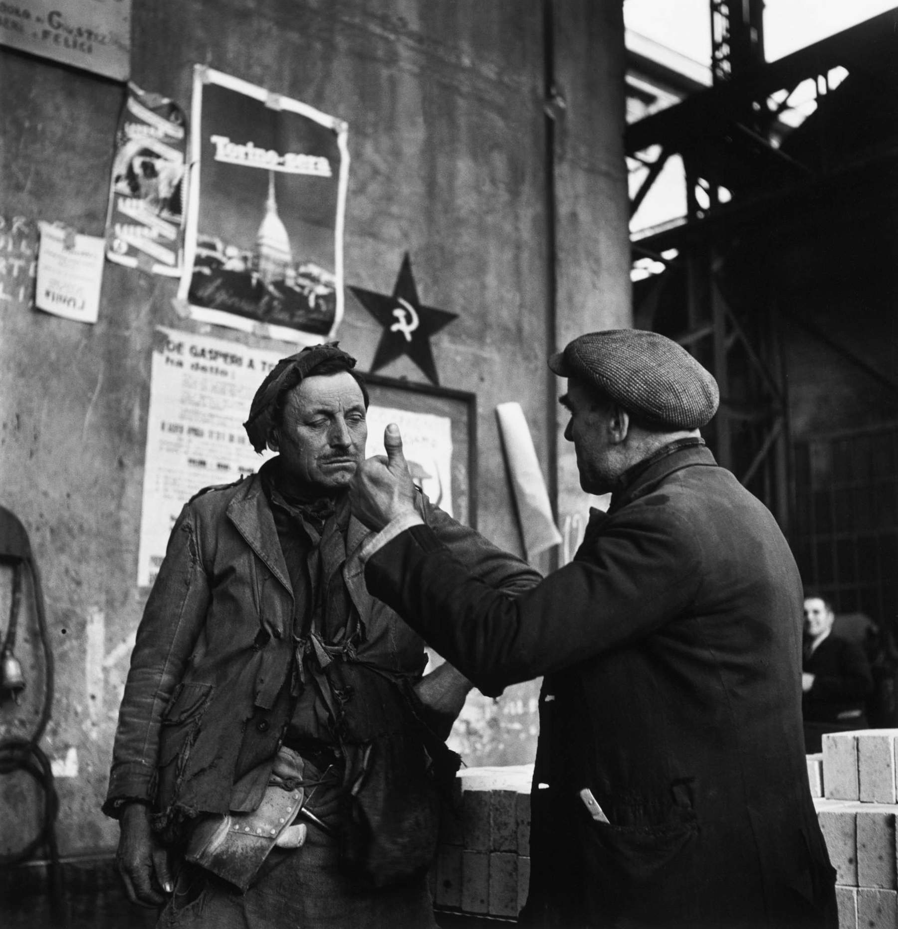 David Seymour, Trabajadores sindicales procomunistas durante las elecciones en la fábrica de automóviles Fiat, Turín, 1948. David Seymour, Trabajadores sindicales procomunistas durante las elecciones en la fábrica de automóviles Fiat, Turín, 1948.