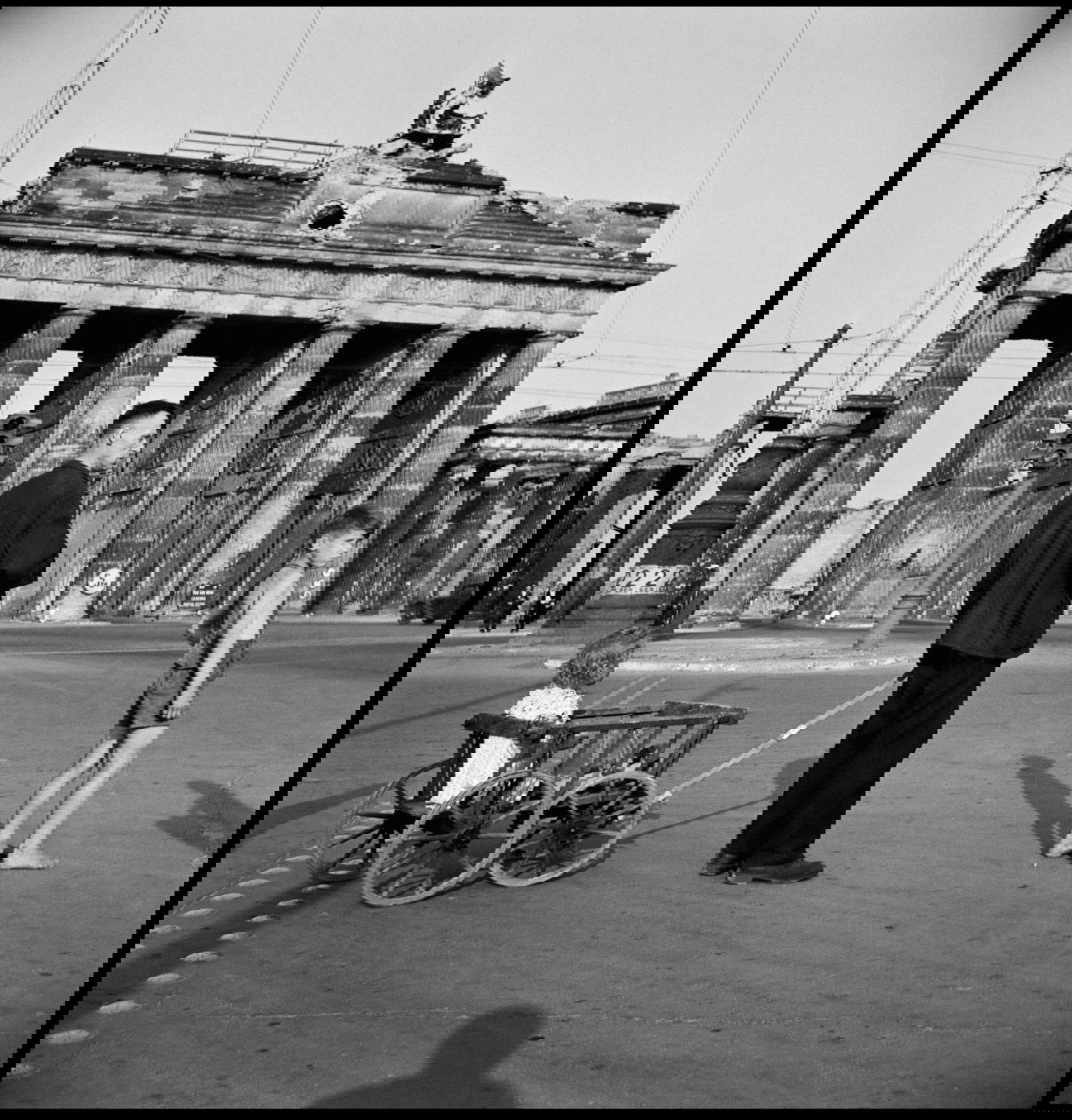 David Seymour, Cerca de la Puerta de Brandemburgo, Berlín, 1947 David Seymour, Cerca de la Puerta de Brandemburgo, Berlín, 1947