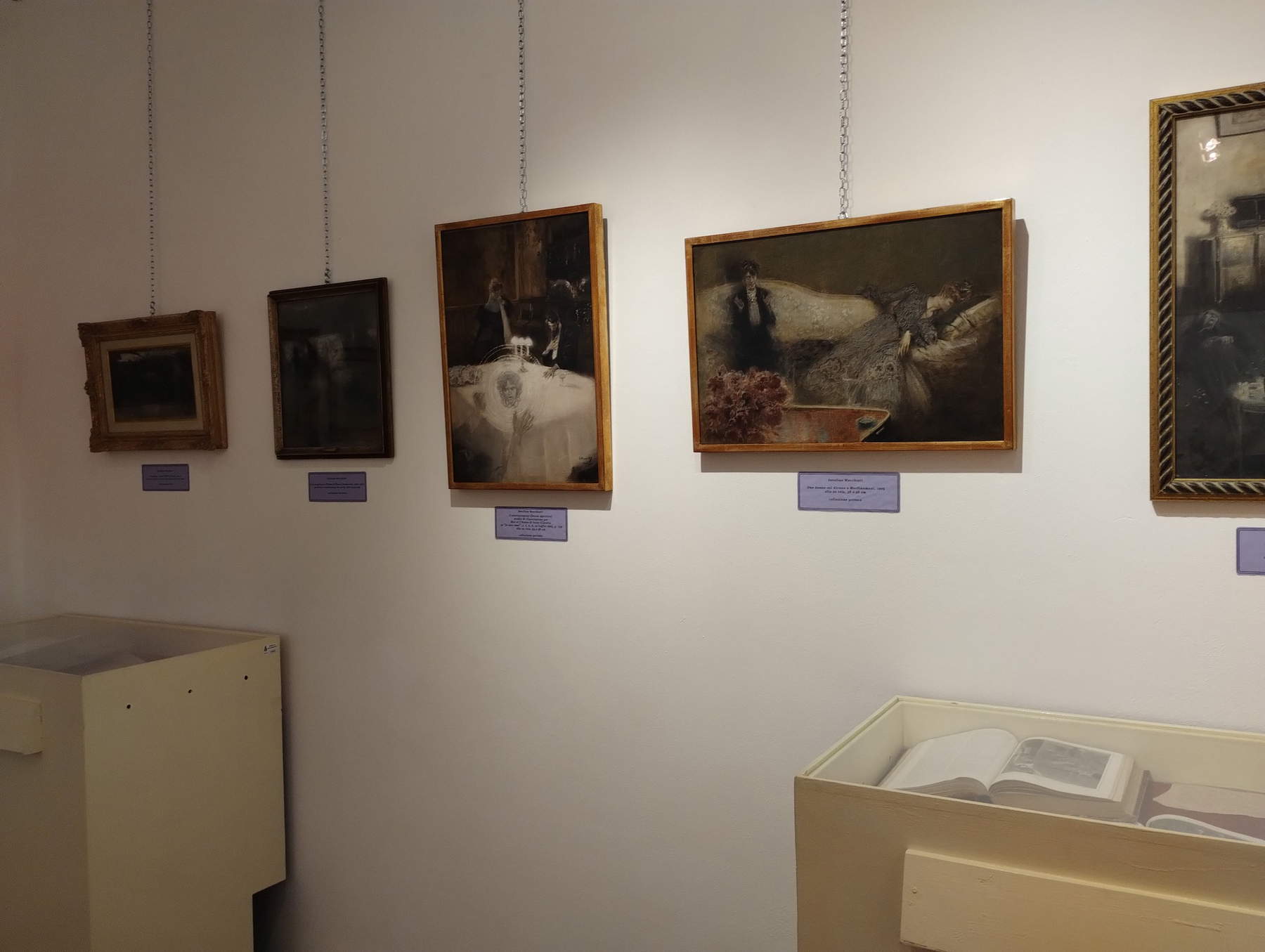 Ausstellungsaufbau Serafino Macchiati. Ich und die Anderen