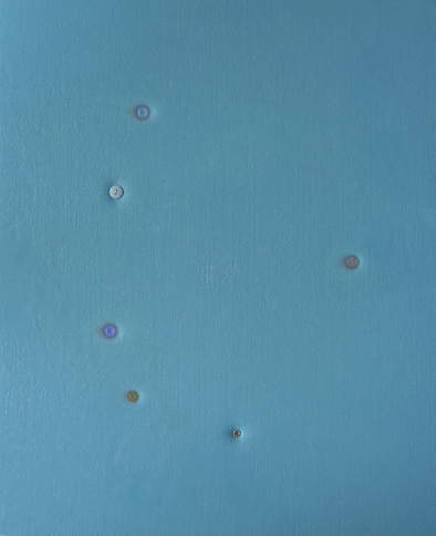 Gianluca Sgherri, Sin título (botón) (2016; óleo, vid, botón sobre lienzo, 48 x 58 cm) Gianluca Sgherri, Sin título (botón) (2016; óleo, vid, botón sobre lienzo, 48 x 58 cm)