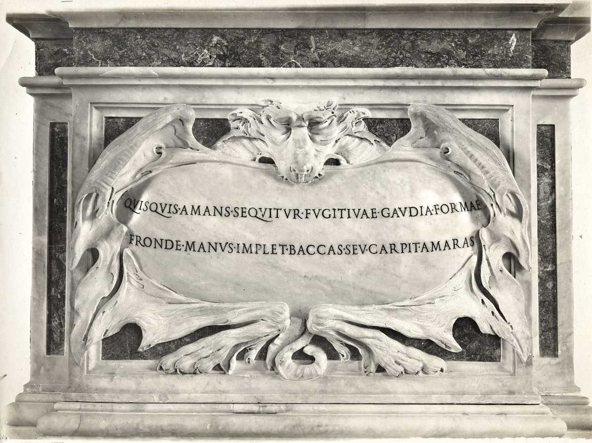 The couplet on the base. Photo: Zeri Foundation/Danesi Photo. The couplet on the base. Photo: Zeri Foundation/Danesi Photo.