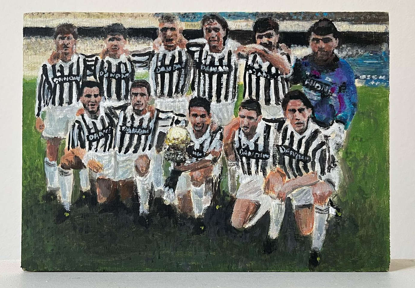 Simone Tribuiani, Roberto Baggio Ballon d'Or, Juventus vs. Foggia 1993-94 (2023; Acryl auf Tafel, 15,5x11 cm) Simone Tribuiani, Roberto Baggio Ballon d'Or, Juventus vs. Foggia 1993-94 (2023; Acryl auf Tafel, 15,5x11 cm)