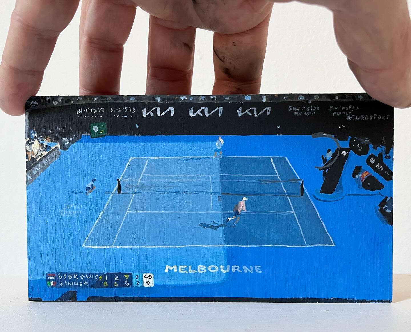 Simone Tribuiani, Sinner Djokovic, vierter Satz, ATP MELBOURNE (2024; Acryl auf Platte, 15,5x8,8 cm) Simone Tribuiani, Sinner Djokovic, vierter Satz, ATP MELBOURNE (2024; Acryl auf Platte, 15,5x8,8 cm)