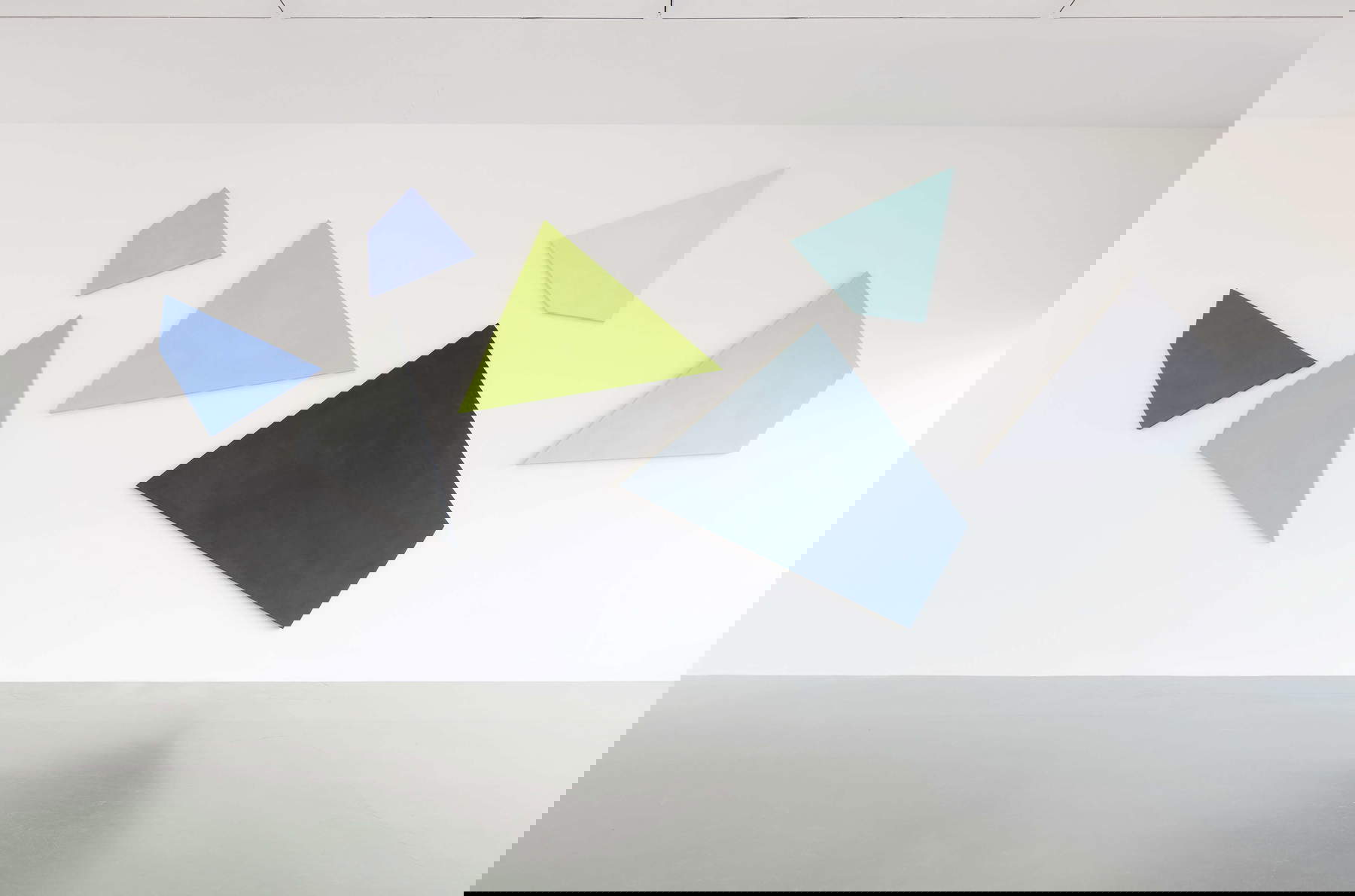 Julian Dal Molin, Irregolare 1 (2023; tecnica mista, 7 elementi, 4,90 x 11 m)