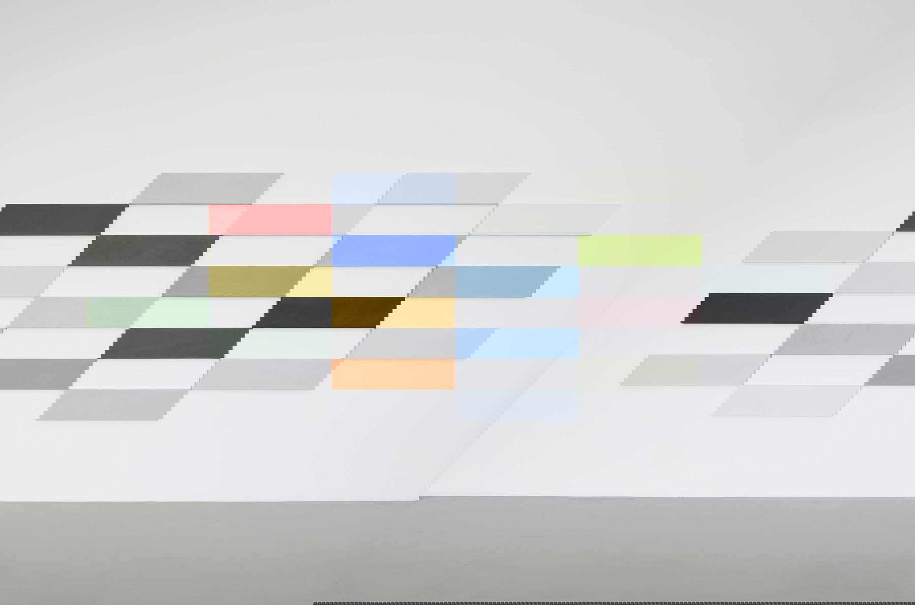 Julian Dal Molin, Senza titolo (2023; tecnica mista, 22 elementi, 240 x 720 cm)