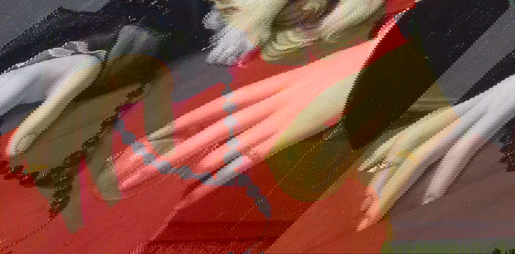 Les mains de la femme (avec les reflets des doigts sur le bouton) Les mains de la femme (avec les reflets des doigts sur le bouton)