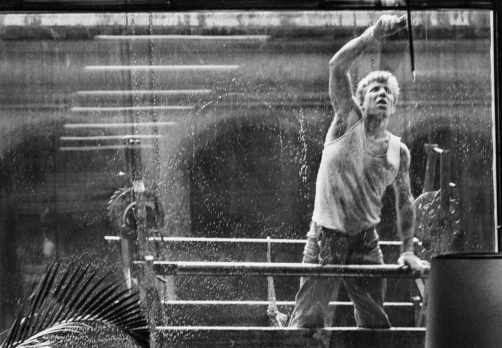 Uliano Lucas, polnischer Fensterputzer im Palazzo Campari in der Via Turati Mailand, 1990 &copy; Uliano Lucas Archiv