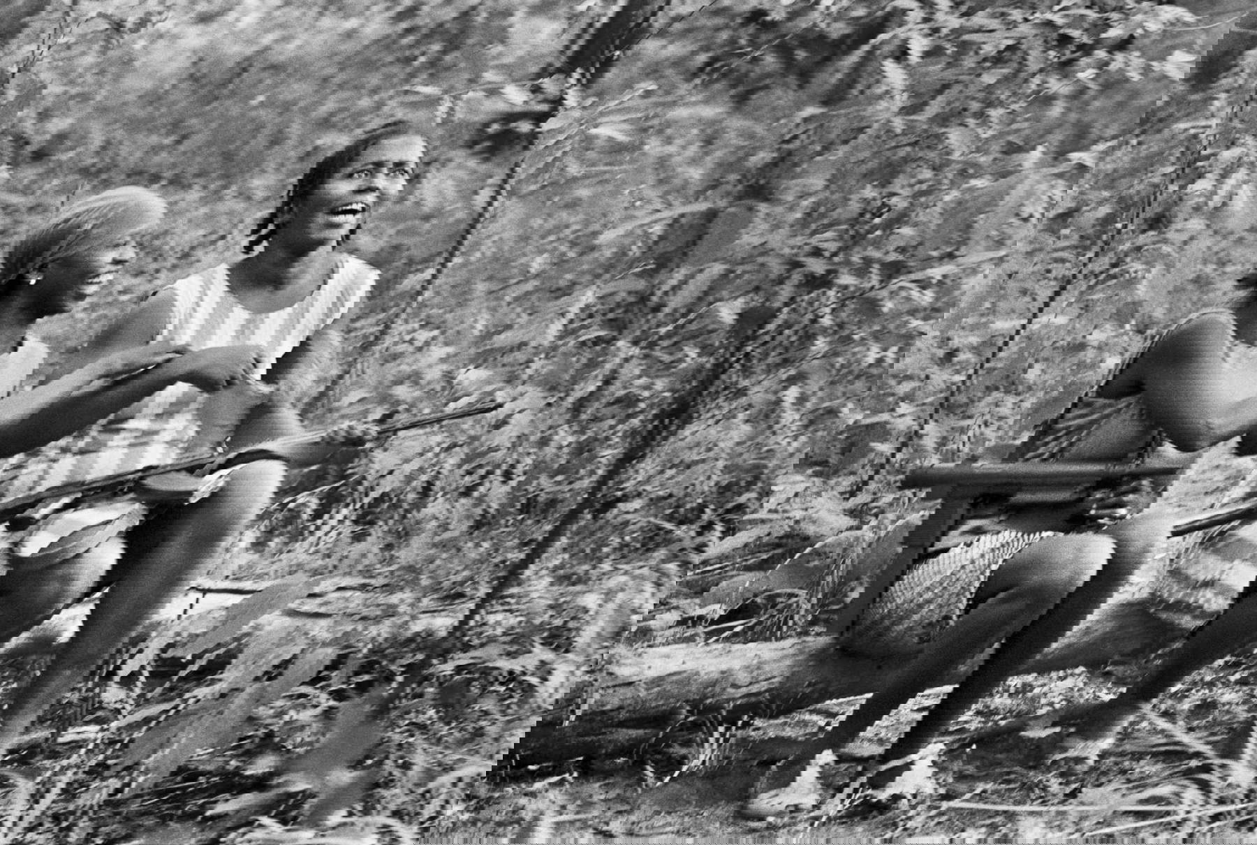 Uliano Lucas, Paigc (Afrikanische Partei für die Unabhängigkeit von Guinea und Kap Verde) Milizionäre im Wald, Guinea-Bissau, 1969 &copy; Uliano Lucas Archiv