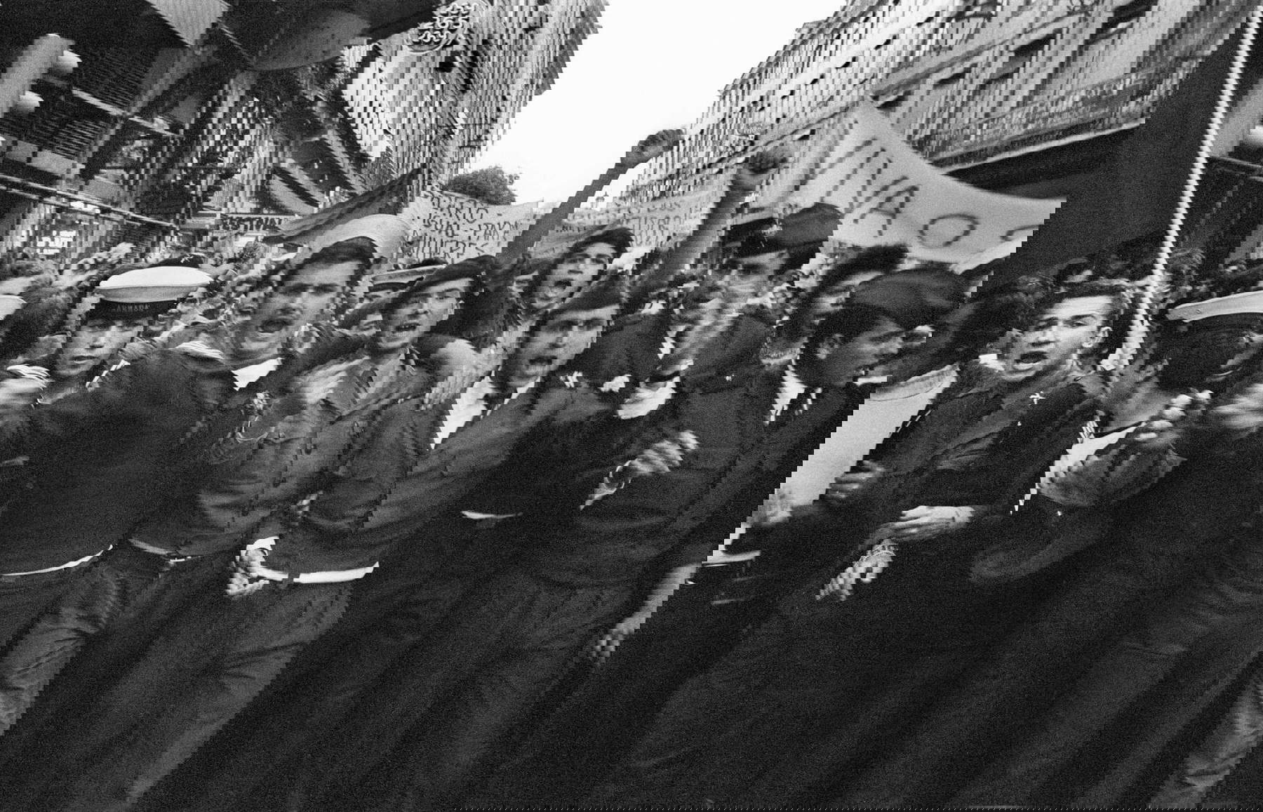 Uliano Lucas, In den Tagen der Nelkenrevolution, Lissabon, 27. April 1974 &copy; Uliano Lucas Archiv