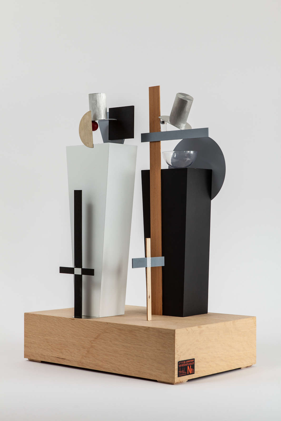 El Lissitzky (de), Los sepultureros (1923, reproducción 2009; madera, metal, plexiglás y acrílico; Eindhoven, Van Abbemuseum) El Lissitzky (de), Los sepultureros (1923, reproducción 2009; madera, metal, plexiglás y acrílico; Eindhoven, Van Abbemuseum)
