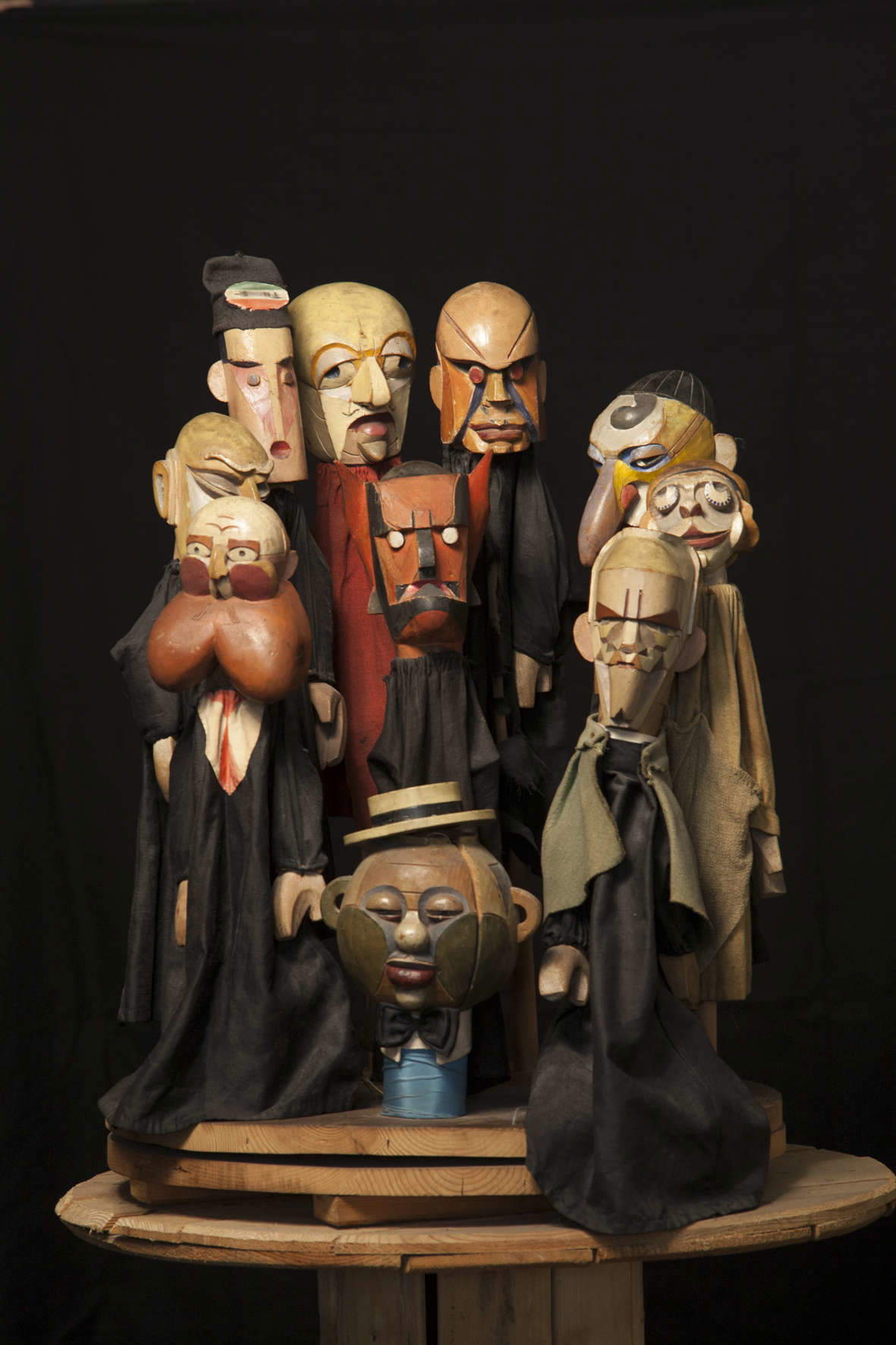 Enrico Prampolini, Diez marionetas futuristas (Gabriele D'Annunzio; Benito Mussolini ; Don Sturzo; Dina Galli; Rey Víctor Manuel III; El Diablo; Fascismo; El Mundo; Giovanni Giolitti; Francesco Saverio Nitti) (1922; madera pintada y tela, varios tamaños; colección particular). Enrico Prampolini, Diez marionetas futuristas (Gabriele D'Annunzio; Benito Mussolini ; Don Sturzo; Dina Galli; Rey Víctor Manuel III; El Diablo; Fascismo; El Mundo; Giovanni Giolitti; Francesco Saverio Nitti) (1922; madera pintada y tela, varios tamaños; colección particular).