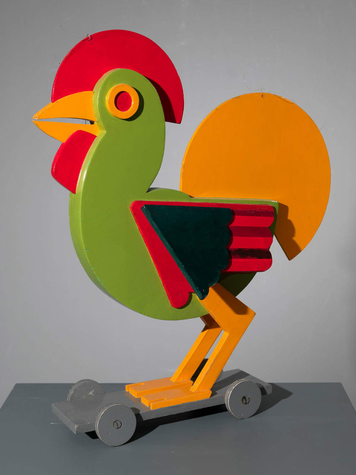 Fortunato Depero, Gallina, Marioneta dei Balli Plastici (1918, reconstrucción 1980; madera, 62 x 56 x 13 cm; Rovereto; Mart, Museo de Arte Moderno y Contemporáneo de Trento y Rovereto - Fondo Depero) Foto © Archivo fotográfico y Mediateca Mart Fortunato Depero, Gallina, Marioneta dei Balli Plastici (1918, reconstrucción 1980; madera, 62 x 56 x 13 cm; Rovereto; Mart, Museo de Arte Moderno y Contemporáneo de Trento y Rovereto - Fondo Depero) Foto © Archivo fotográfico y Mediateca Mart