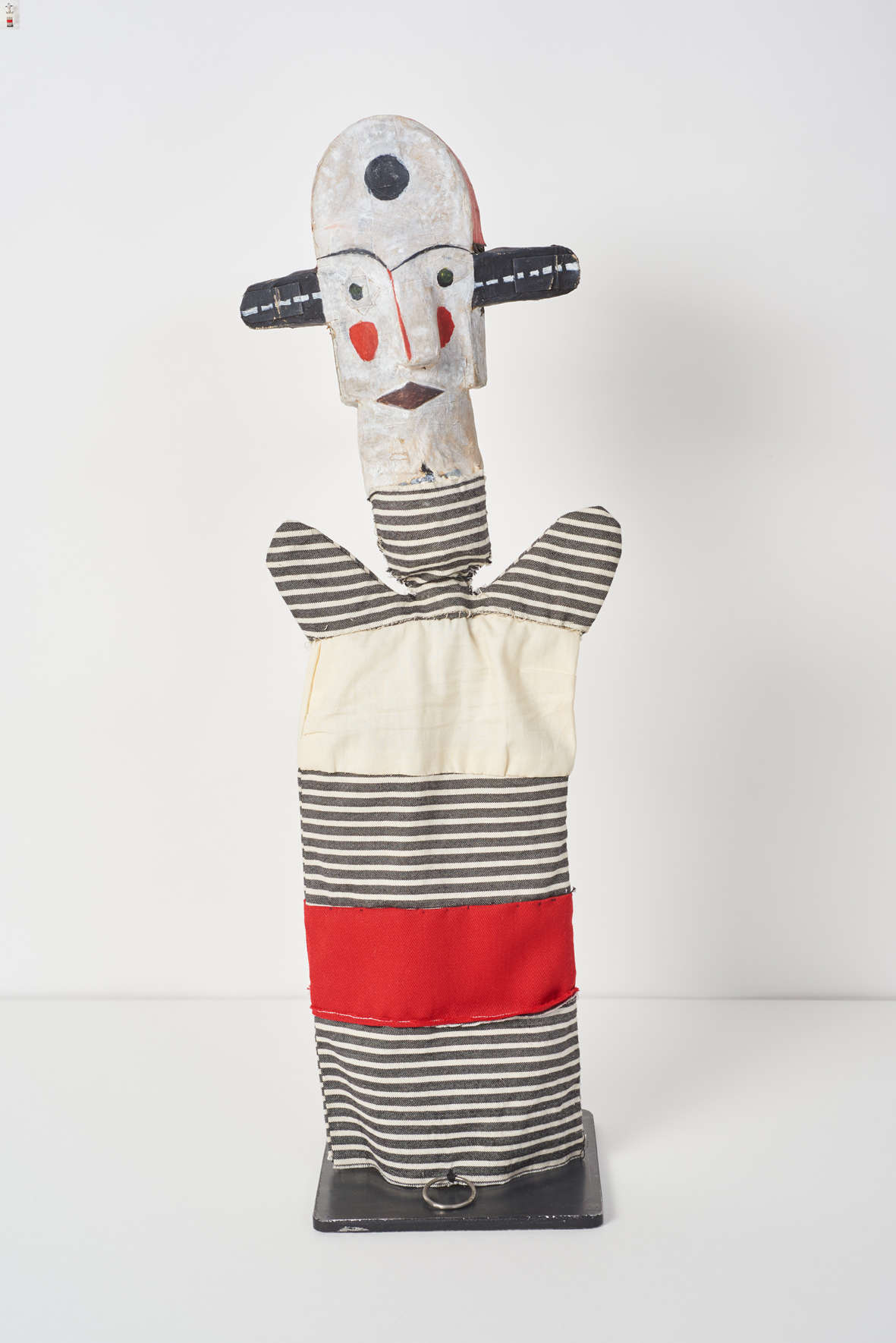 Paul Klee, Sin título (Breitohrclow - Payaso de orejas anchas) (1925; marioneta, réplica 9705 - cerámica moldeada, pintada, lino, altura 48 cm; Suiza, Colección privada, en depósito permanente en el Zentrum Paul Klee, Berna) Paul Klee, Sin título (Breitohrclow - Payaso de orejas anchas) (1925; marioneta, réplica 9705 - cerámica moldeada, pintada, lino, altura 48 cm; Suiza, Colección privada, en depósito permanente en el Zentrum Paul Klee, Berna)