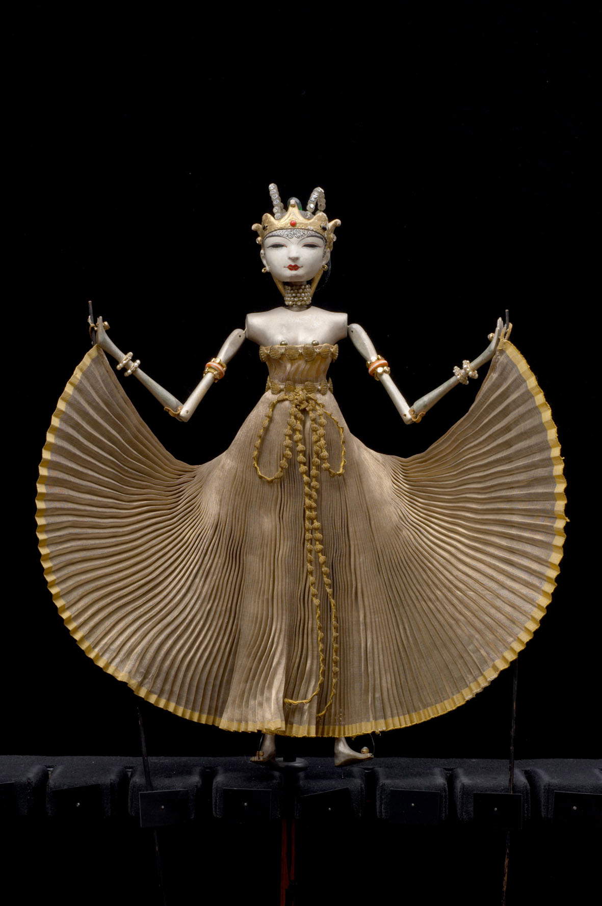 Richard Teschner, Nawang Wulan (1912; marioneta de varilla, referencia al espectáculo de Nawang Wulan; madera de tilo torneada, tallada y engastada, tejido metálico con hilo de oro, seda, cristal, perlas falsas, piedras de cristal en marcos de plástico; mecánica: caña de Tonkin, cuero, cuerdas de tripa, altura 44 cm; Viena, Museo del Teatro) © KHM-Museumsverband, Theatermuseum Richard Teschner, Nawang Wulan (1912; marioneta de varilla, referencia al espectáculo de Nawang Wulan; madera de tilo torneada, tallada y engastada, tejido metálico con hilo de oro, seda, cristal, perlas falsas, piedras de cristal en marcos de plástico; mecánica: caña de Tonkin, cuero, cuerdas de tripa, altura 44 cm; Viena, Museo del Teatro) © KHM-Museumsverband, Theatermuseum