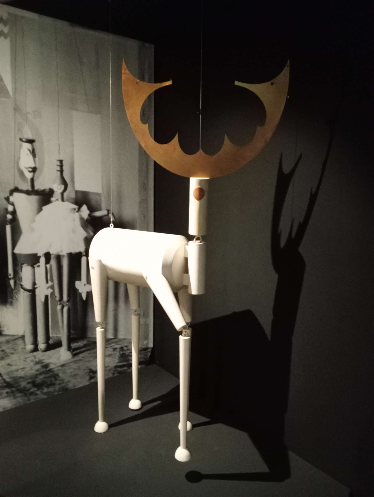 Sophie Taeuber-Arp, Ciervo, marioneta para El rey ciervo (1918, reproducción 1993; madera torneada y pintada, placa de latón; Zúrich, Universidad de las Artes de Zúrich, Museo de Diseño de Zúrich, Colección de Artes Aplicadas) Sophie Taeuber-Arp, Ciervo, marioneta para El rey ciervo (1918, reproducción 1993; madera torneada y pintada, placa de latón; Zúrich, Universidad de las Artes de Zúrich, Museo de Diseño de Zúrich, Colección de Artes Aplicadas)