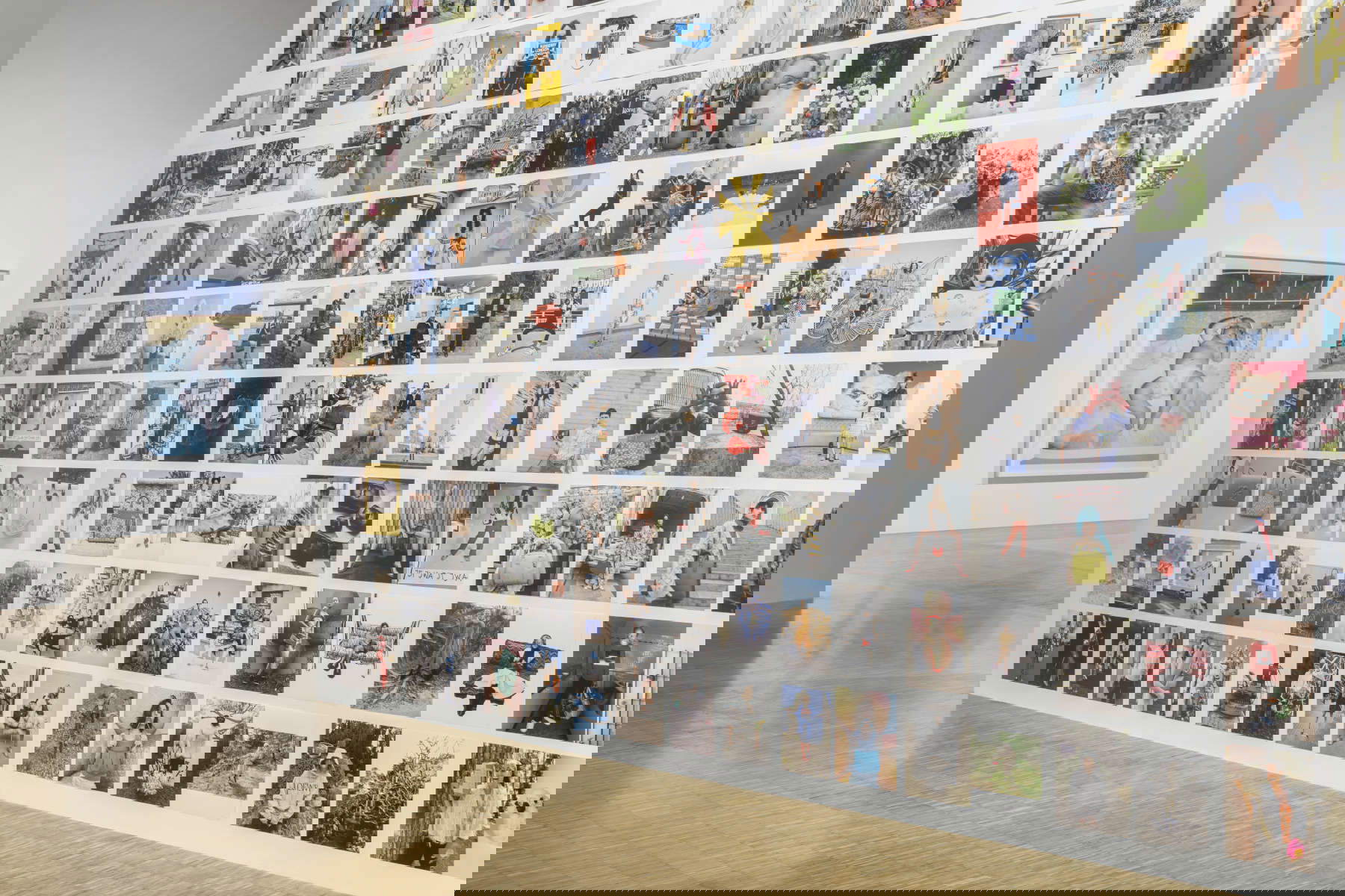 Montage de l'exposition Jurgen Teller. J'ai besoin de vivre. Photo : Delfino Sisto Legnani/DSL Studio