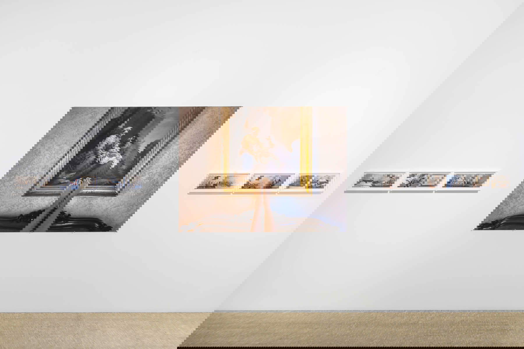 Montage de l'exposition Jurgen Teller. J'ai besoin de vivre. Photo : Delfino Sisto Legnani/DSL Studio