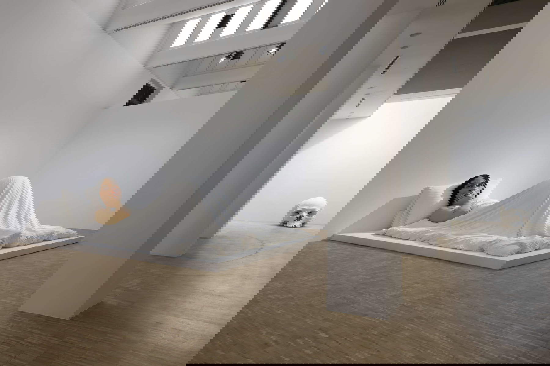 Installation de l'exposition Ron Mueck. Photo : Gautier Deblon