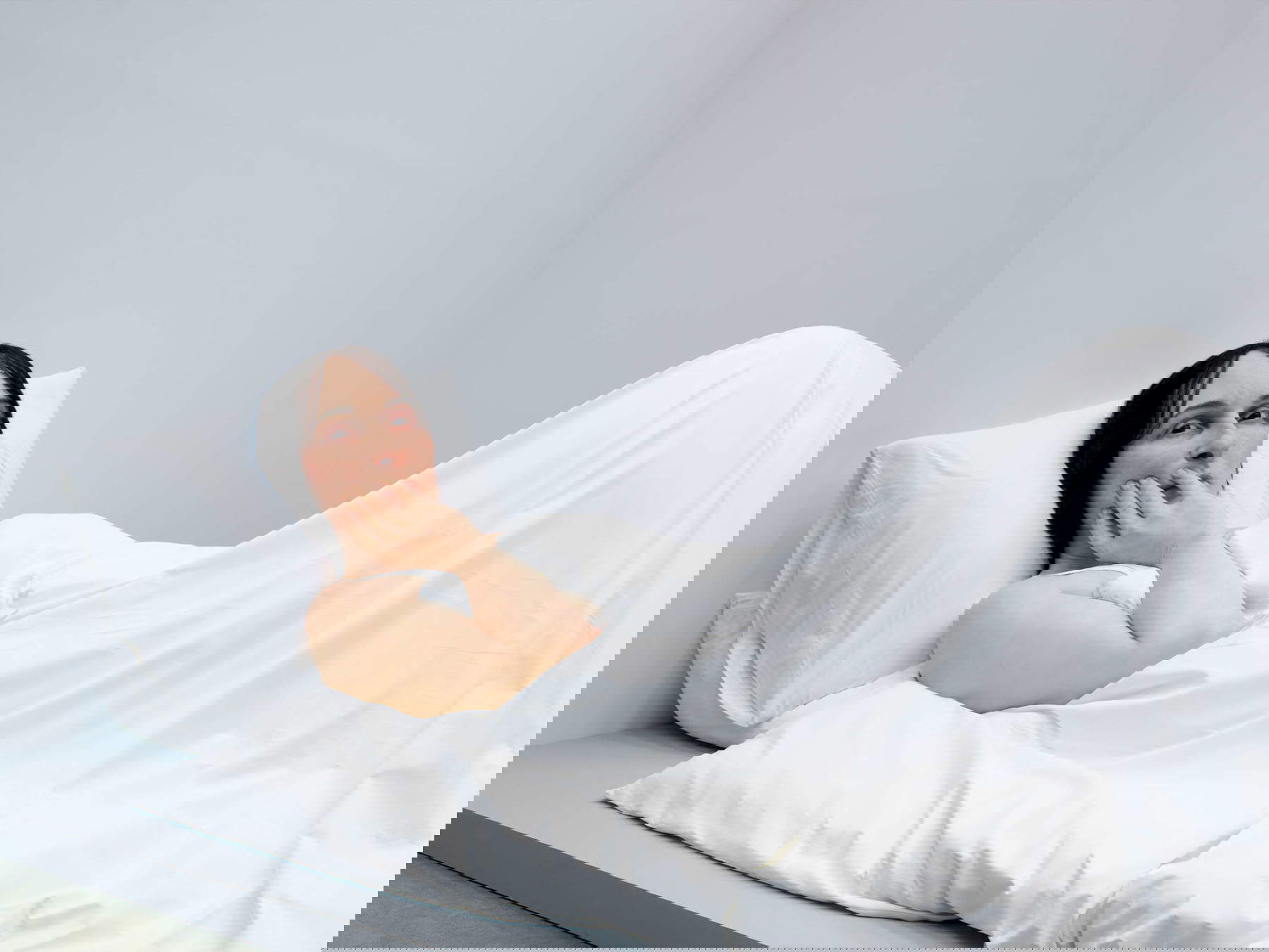 Ron Mueck, In bed (2005 ; mixed media, 162 x 650 x 395 cm ; Paris, Fondation Cartier pour l'art contemporain). Photo : Patrick Gries