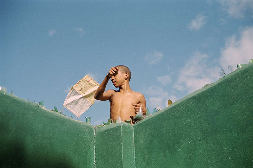 Daniele Tamagni, Niño con cometa, Cuba, 2005 Daniele Tamagni, Niño con cometa, Cuba, 2005