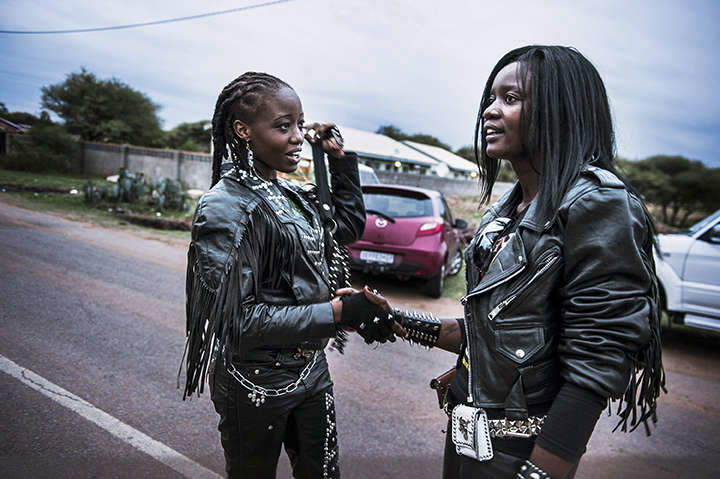 Daniele Tamagni, Reina digna y Katy, de Afrometals, 2012 Daniele Tamagni, Reina digna y Katy, de Afrometals, 2012