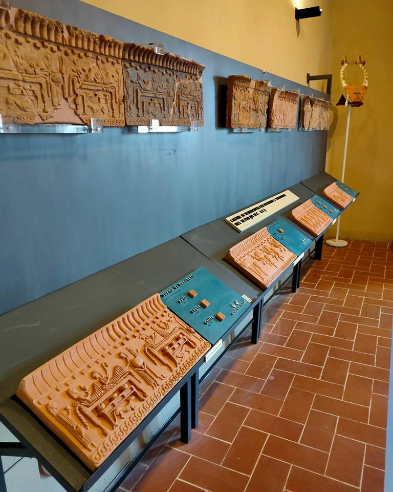 Dekorative Platten aus dem etruskischen Palast in Poggio Civitate Dekorative Platten aus dem etruskischen Palast in Poggio Civitate