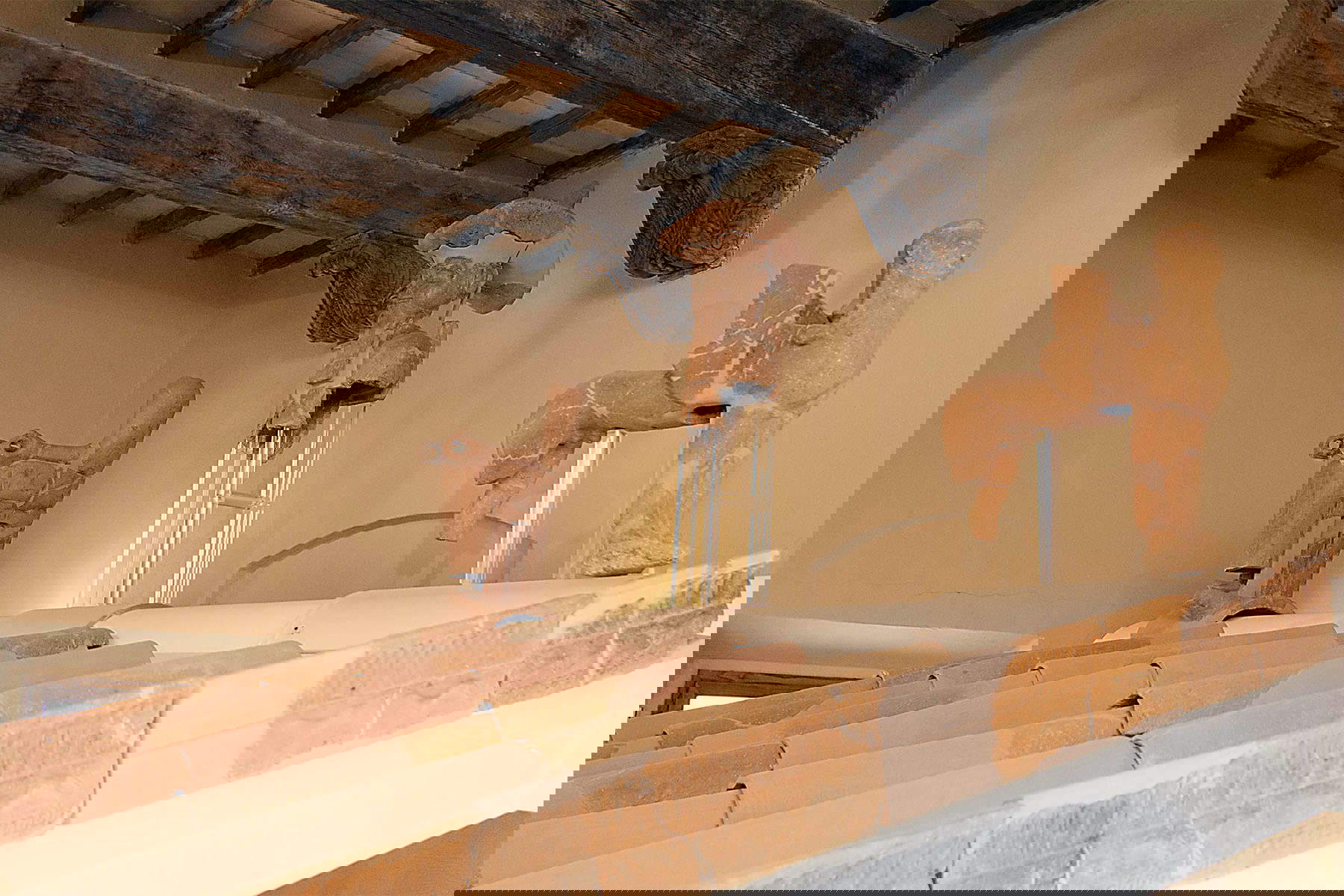 Rekonstruktion des Daches des etruskischen Palastes in Poggio Civitate Rekonstruktion des Daches des etruskischen Palastes in Poggio Civitate