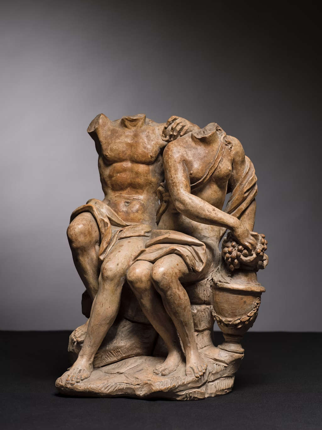 Giuseppe Piamontini, Bacchus et Ariane (vers 1710 ; terre cuite, 27 x 15,8 x 15,5 cm). Présenté par Cavagnis Lacerenza Fine Art