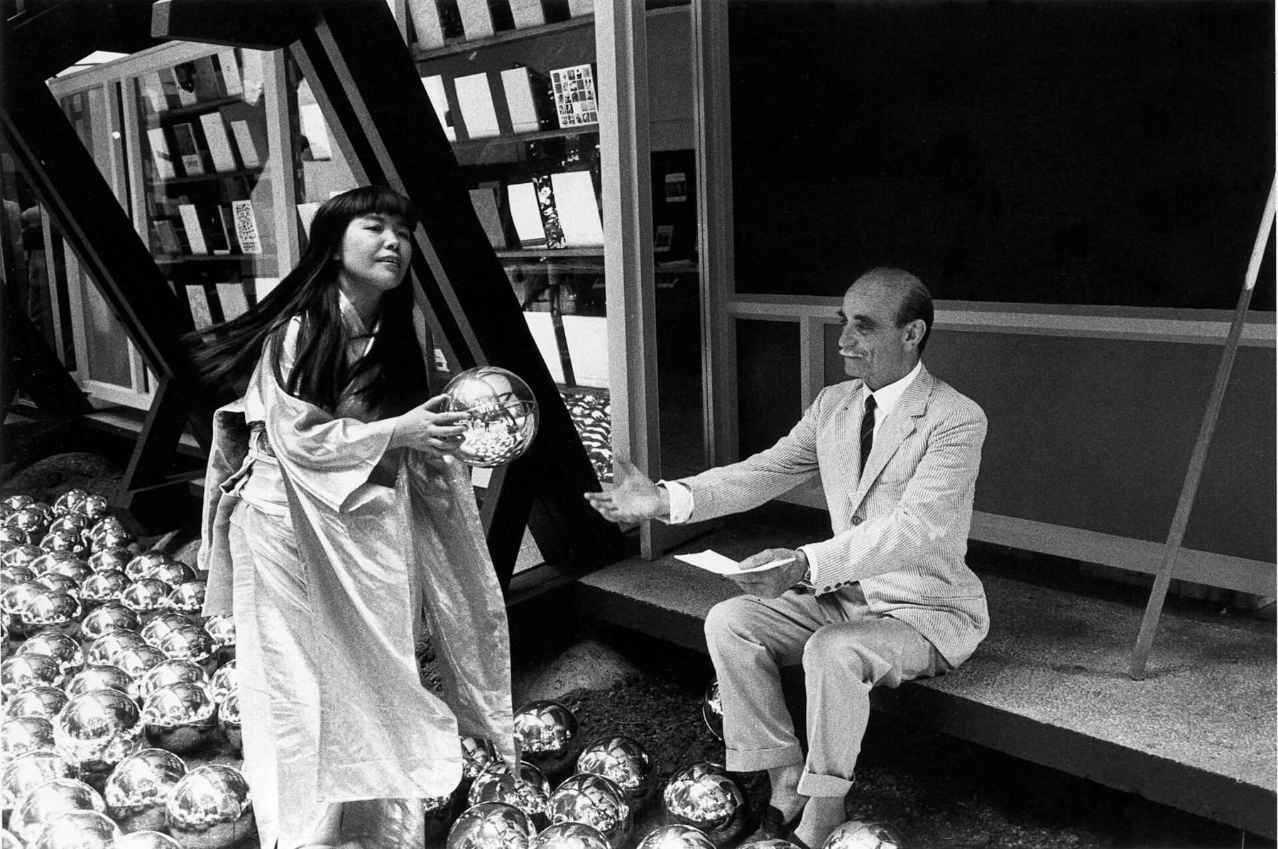 Venedig, 1966 - XXXIII. Ausgabe der Kunstbiennale Venedig. Die Künstler Yayoi Kusama und Lucio Fontana während der (Piraten-)Performance Narcissus Garden in den Giardini della Biennale. © Gianni Berengo Gardin, mit freundlicher Genehmigung der Fondazione Forma per la Fotografia Venedig, 1966 - XXXIII. Ausgabe der Kunstbiennale Venedig. Die Künstler Yayoi Kusama und Lucio Fontana während der (Piraten-)Performance Narcissus Garden in den Giardini della Biennale. © Gianni Berengo Gardin, mit freundlicher Genehmigung der Fondazione Forma per la Fotografia