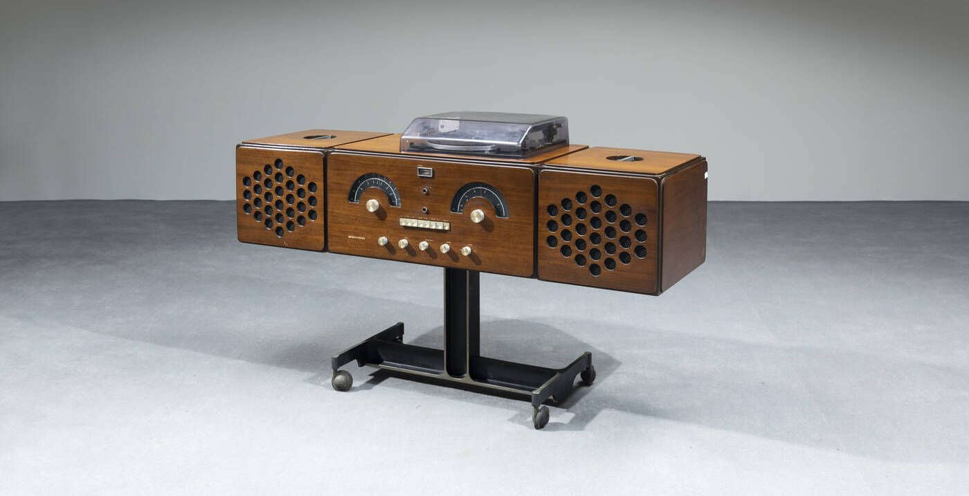 Achille e Pier Giacomo Castiglioni, Radiofonografo Brionvega RR126 (1965; tre elementi componibili in masonite ricoperta di laminato plastico supporto in fusione di alluminio anodizzato dotato di rotelle, 73 x 122 x 37 cm). Foto: Sant'Agostino Casa d'Aste