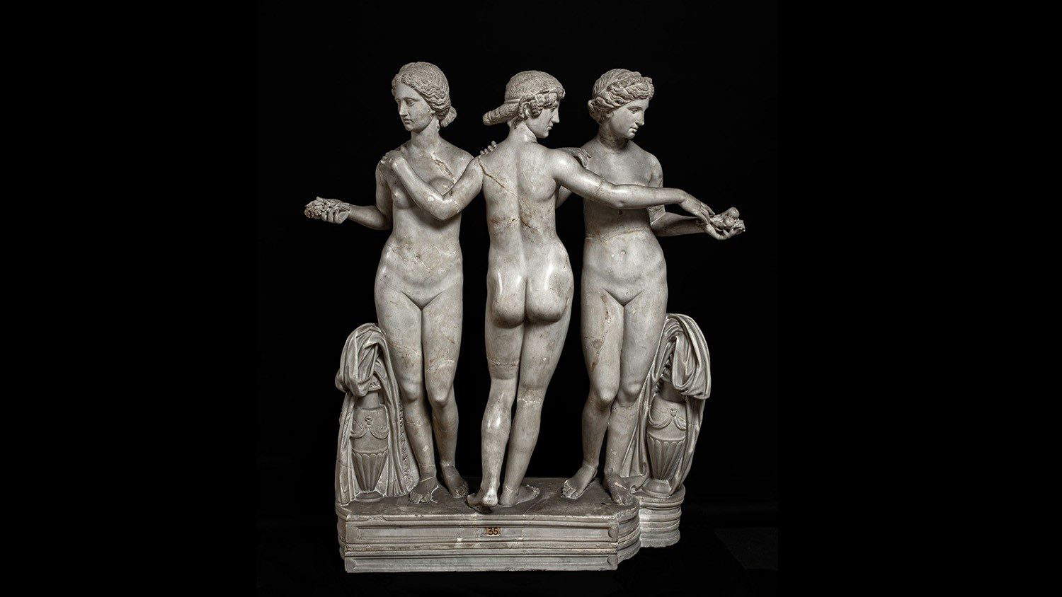 Arte romana, Le Tre Grazie (II secolo d.C.; marmo pario, 137 x 116 x 41 cm; Città del Vaticano, Musei Vaticani) Arte romana, Le Tre Grazie (II secolo d.C.; marmo pario, 137 x 116 x 41 cm; Città del Vaticano, Musei Vaticani)
