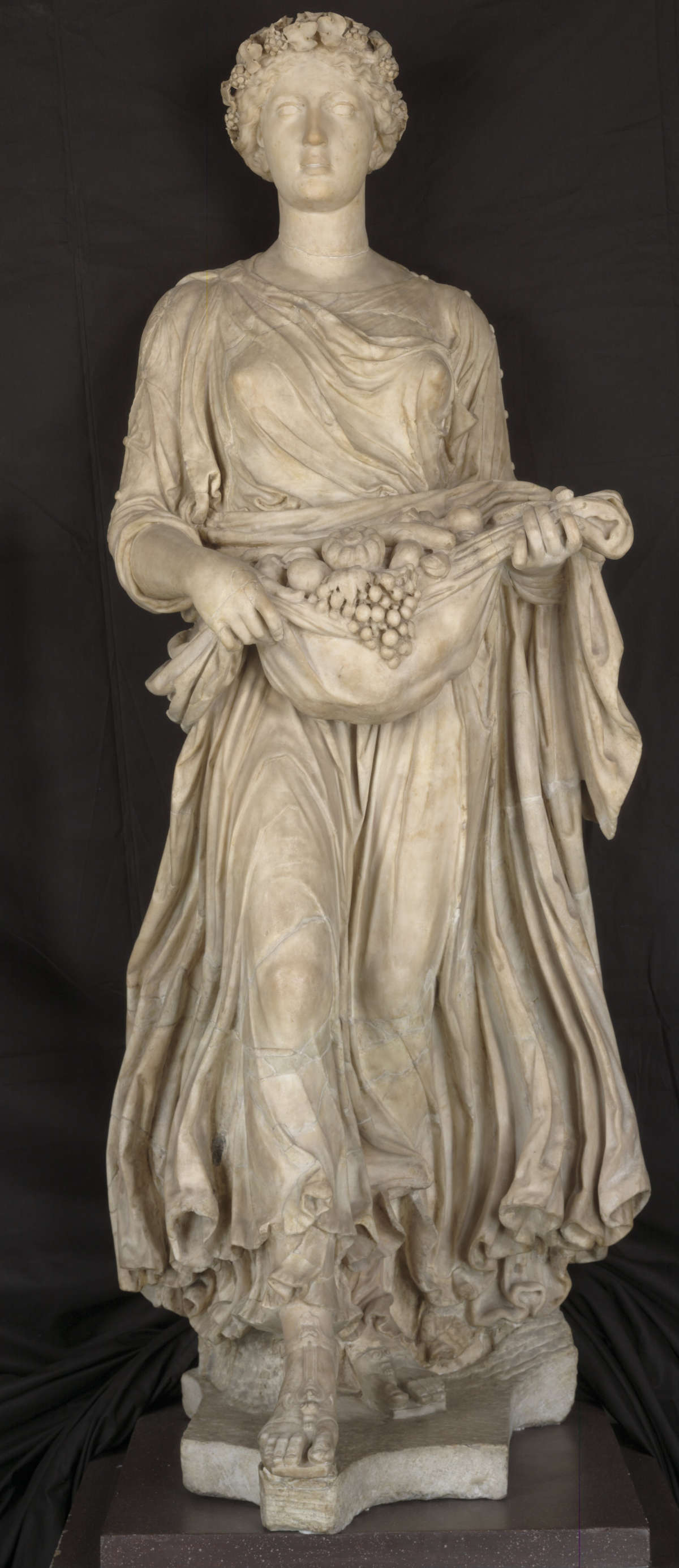 Arte romana, Hora o Pomona (I secolo d.C. con integrazioni del XVI secolo; marmo di Carrara, altezza 151 cm; Firenze, Gallerie degli Uffizi, inv. 1914 n. 136) Arte romana, Hora o Pomona (I secolo d.C. con integrazioni del XVI secolo; marmo di Carrara, altezza 151 cm; Firenze, Gallerie degli Uffizi, inv. 1914 n. 136)