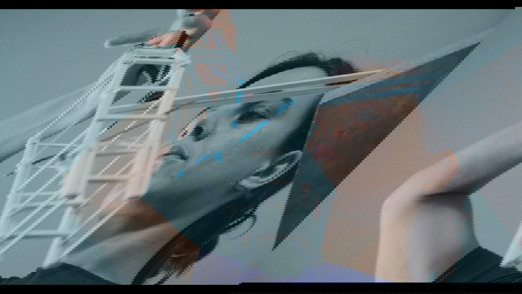 Ludovica Carbotta, Monowe (2024; película, color, sonido, 45 minutos).   La obra se ha realizado gracias al apoyo de la Dirección General para la Creatividad Contemporánea del Ministerio de Cultura en el marco del Consejo Italiano (11ª edición, 2022), el programa para la promoción internacional del arte contemporáneo italiano. Por concesión de Castello di Rivoli Museo d'Arte Contemporanea, Rivoli. Ludovica Carbotta, Monowe (2024; película, color, sonido, 45 minutos).   La obra se ha realizado gracias al apoyo de la Dirección General para la Creatividad Contemporánea del Ministerio de Cultura en el marco del Consejo Italiano (11ª edición, 2022), el programa para la promoción internacional del arte contemporáneo italiano. Por concesión de Castello di Rivoli Museo d'Arte Contemporanea, Rivoli.