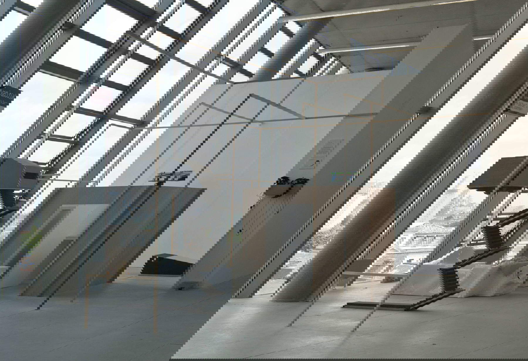 Ludovica Carbotta, The Original Is Unfaithful to the Translation (2015; serie de esculturas, 2 audio - 5'30'' y 1'39'' -, un vídeo - 7'31'', dimensiones variables; The Place Collection, Rafa Macarron Collection).  Vista de la exposición Goldsmiths MFA Fine Art 2015, Goldsmiths, University of London, Londres, 2015. Fotografía de Ludovica Carbotta Ludovica Carbotta, The Original Is Unfaithful to the Translation (2015; serie de esculturas, 2 audio - 5'30'' y 1'39'' -, un vídeo - 7'31'', dimensiones variables; The Place Collection, Rafa Macarron Collection).  Vista de la exposición Goldsmiths MFA Fine Art 2015, Goldsmiths, University of London, Londres, 2015. Fotografía de Ludovica Carbotta