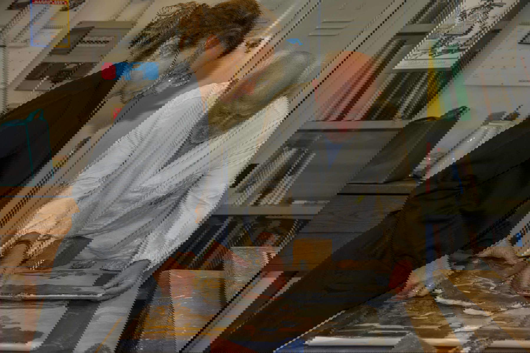 Restauratori al lavoro su di un commesso fiorentino