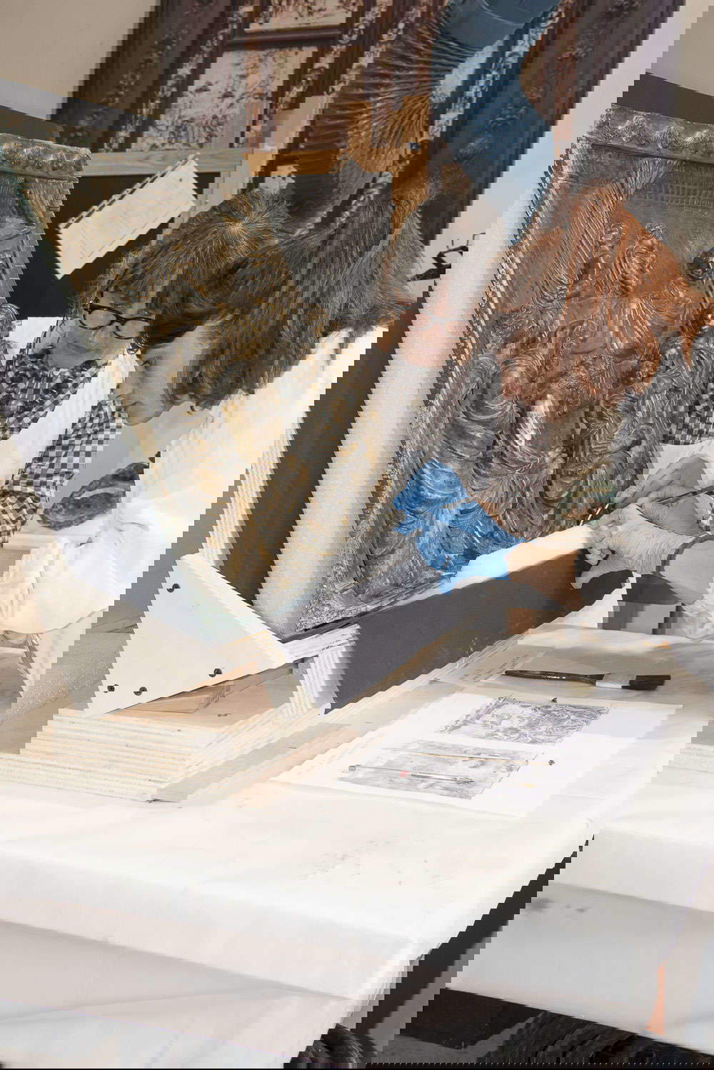 Il laboratorio del settore bronzi, restauratori al lavoro su una formella di Giovanni di Turino dal fonte del Battistero di Siena. Foto: Pino Zicarelli