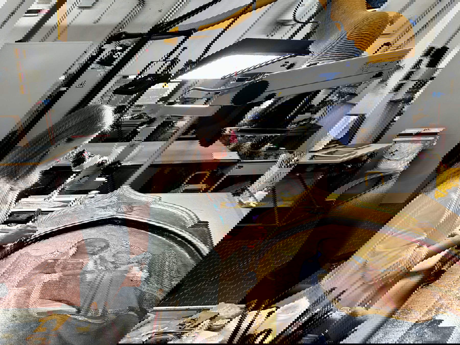 Restauratrice al lavoro sulla Madonna col Bambino del Beato Angelico