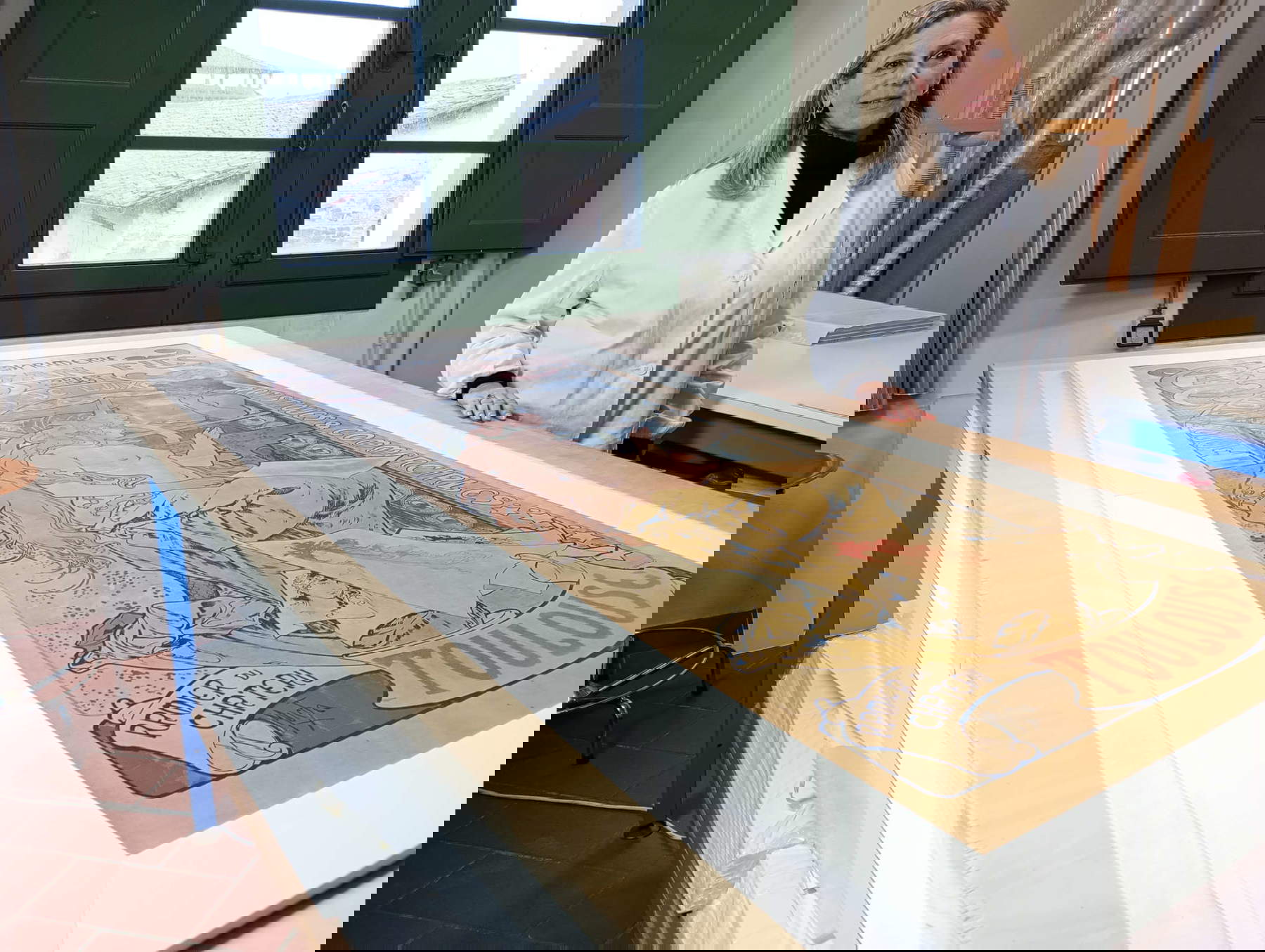 Letizia Montalbano mostra il manifesto di Alfons Mucha restaurato