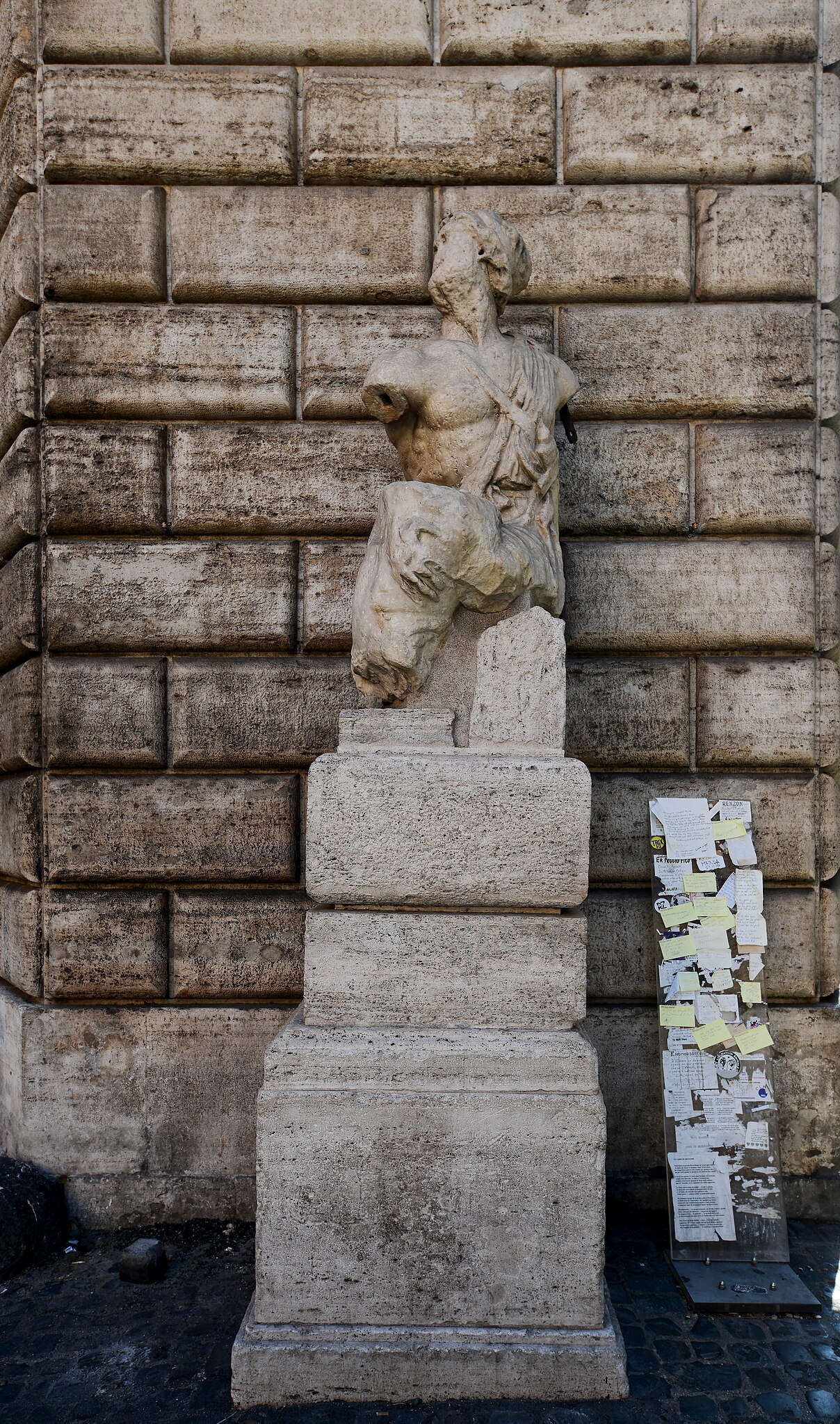 Arte romana, Pasquino (III secolo a.C.; marmo; Roma, Piazza Pasquino). Foto: Wikimedia/Architas Arte romana, Pasquino (III secolo a.C.; marmo; Roma, Piazza Pasquino). Foto: Wikimedia/Architas