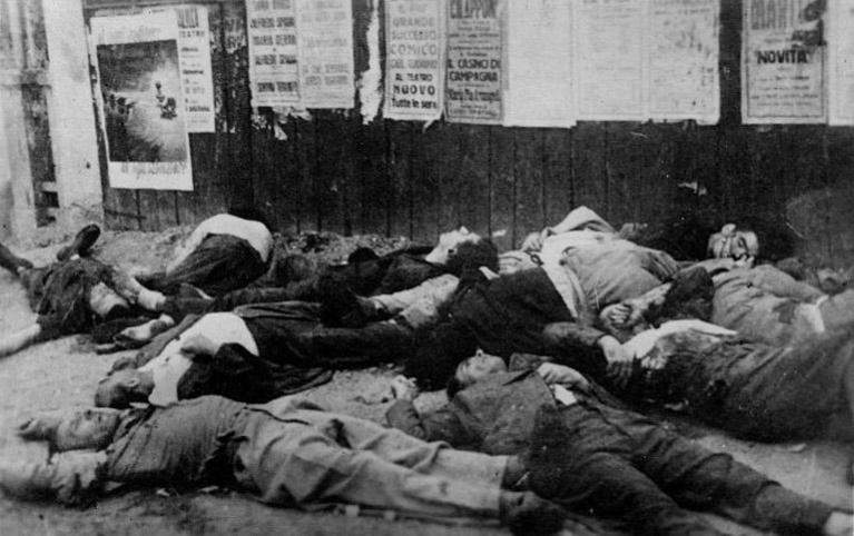 La foto che testimonia la strage di piazzale Loreto del 10 agosto del 1944