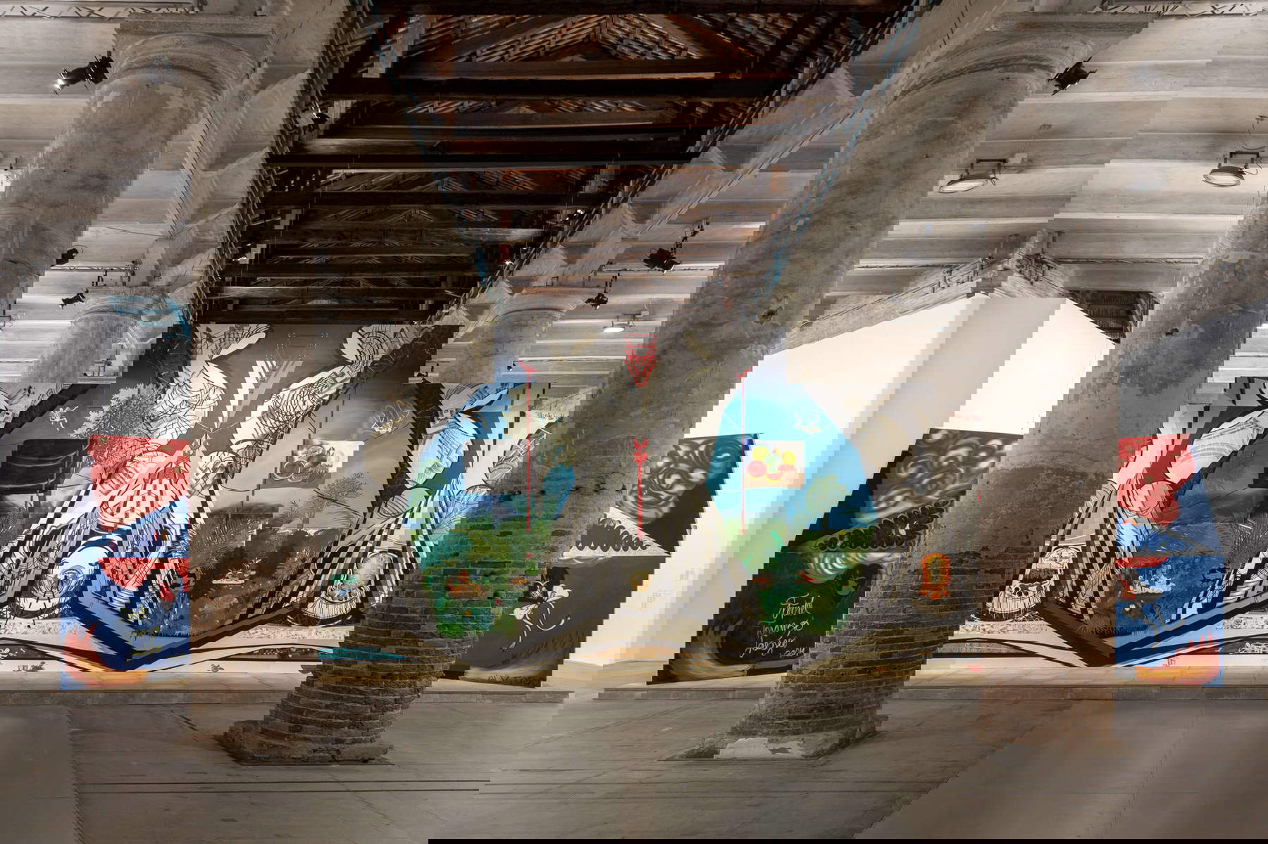 Frieda Toranzo Jaeger, Time comes to an end (2021; polittico a sette pannelli, olio su tela con ricami e cerniere per porte, 200 x 1000 cm). Foto: Marco Zorzanello Frieda Toranzo Jaeger, Time comes to an end (2021; polittico a sette pannelli, olio su tela con ricami e cerniere per porte, 200 x 1000 cm). Foto: Marco Zorzanello