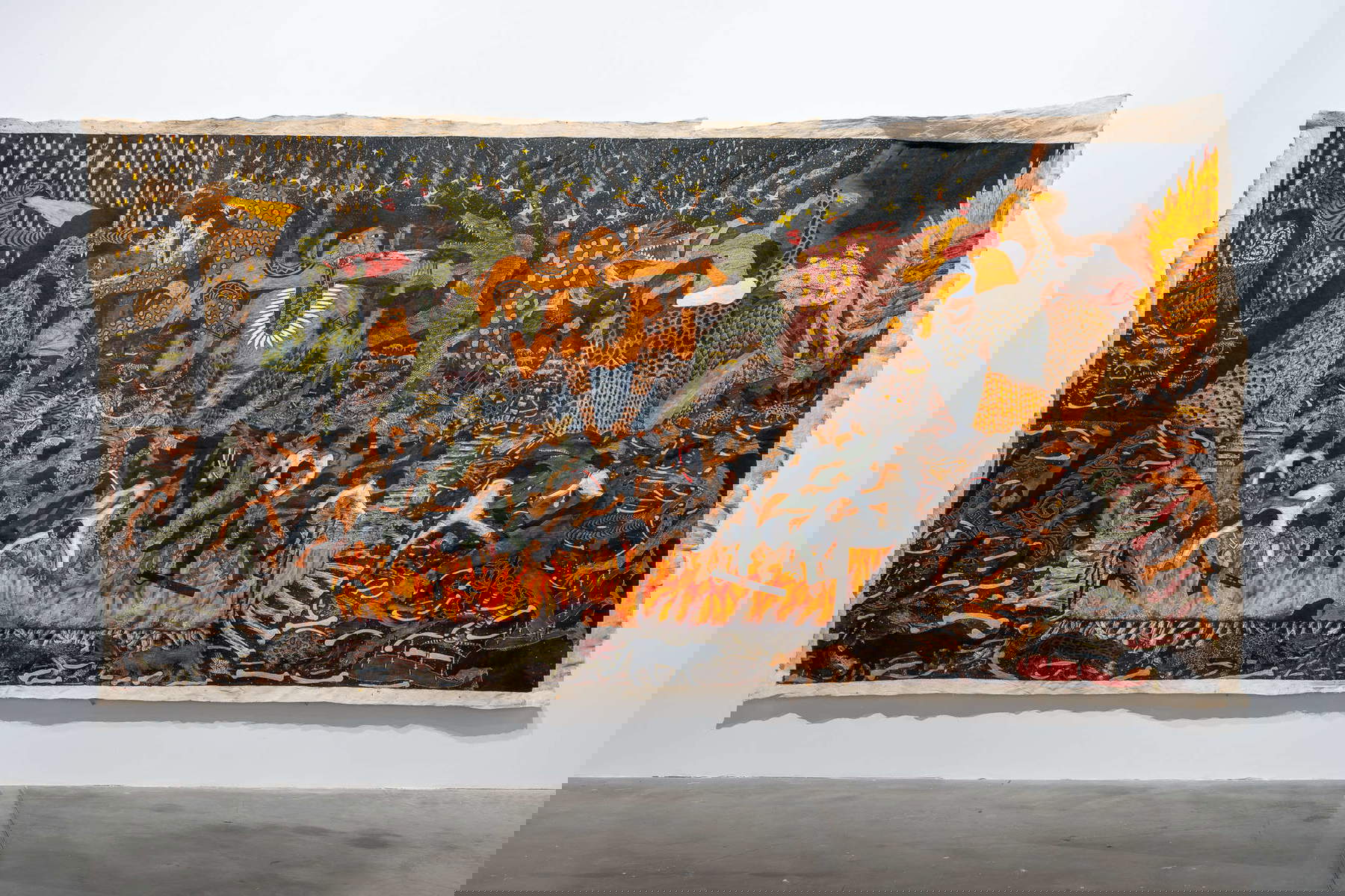 Santiago Yahuarcani, Shiminbro, el Hacedor del sonido (2023; tinture naturali e acriliche su llanchama, 207 x 410 cm). Foto: Andrea Avezzù Santiago Yahuarcani, Shiminbro, el Hacedor del sonido (2023; tinture naturali e acriliche su llanchama, 207 x 410 cm). Foto: Andrea Avezzù