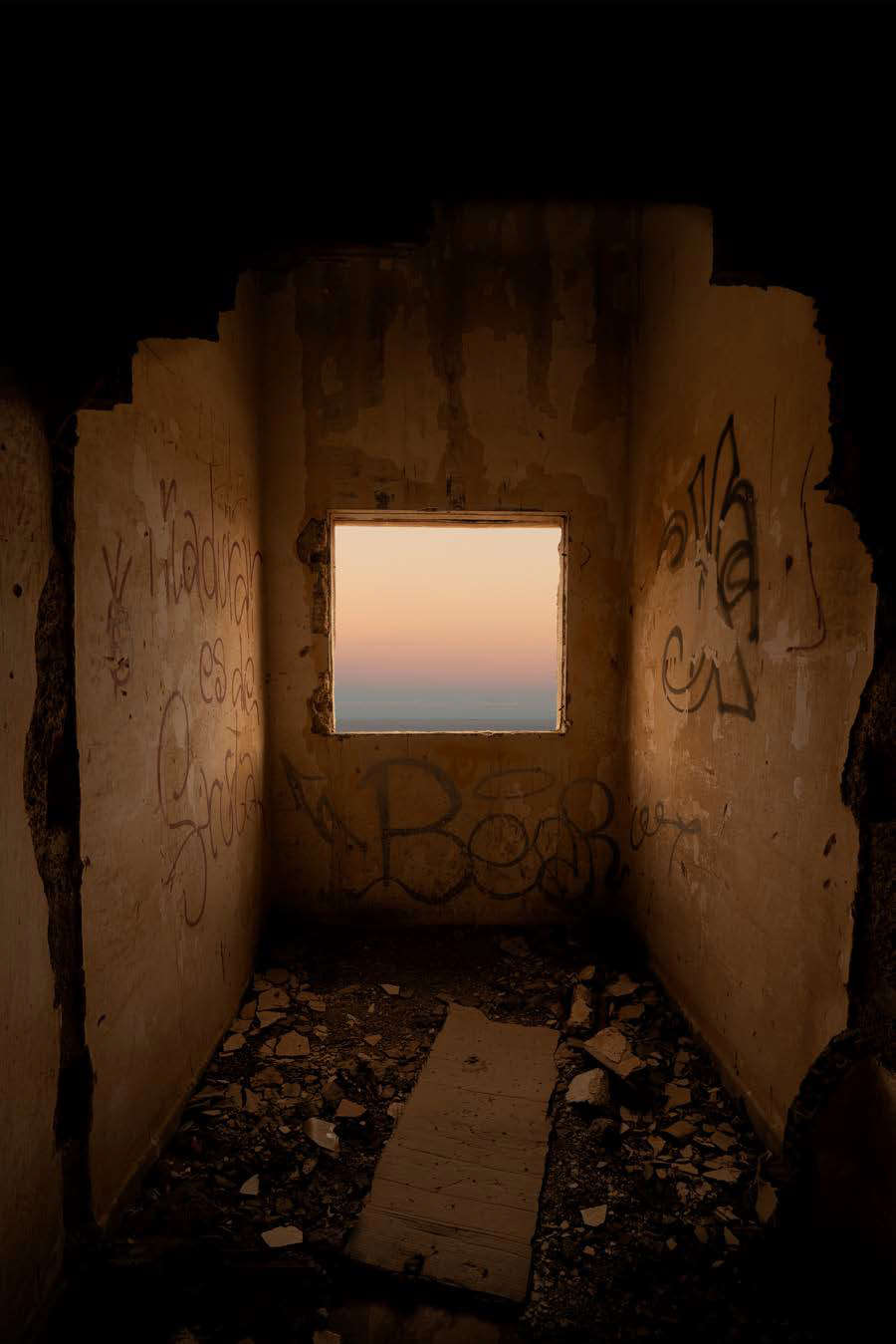 Giovanni Ozzola, La Vida y la muerte me estan desgastando (2023; giclée print on paper, 224 x 150 cm). Credit: Continua Gallery Giovanni Ozzola, La Vida y la muerte me estan desgastando (2023; giclée print on paper, 224 x 150 cm). Credit: Continua Gallery