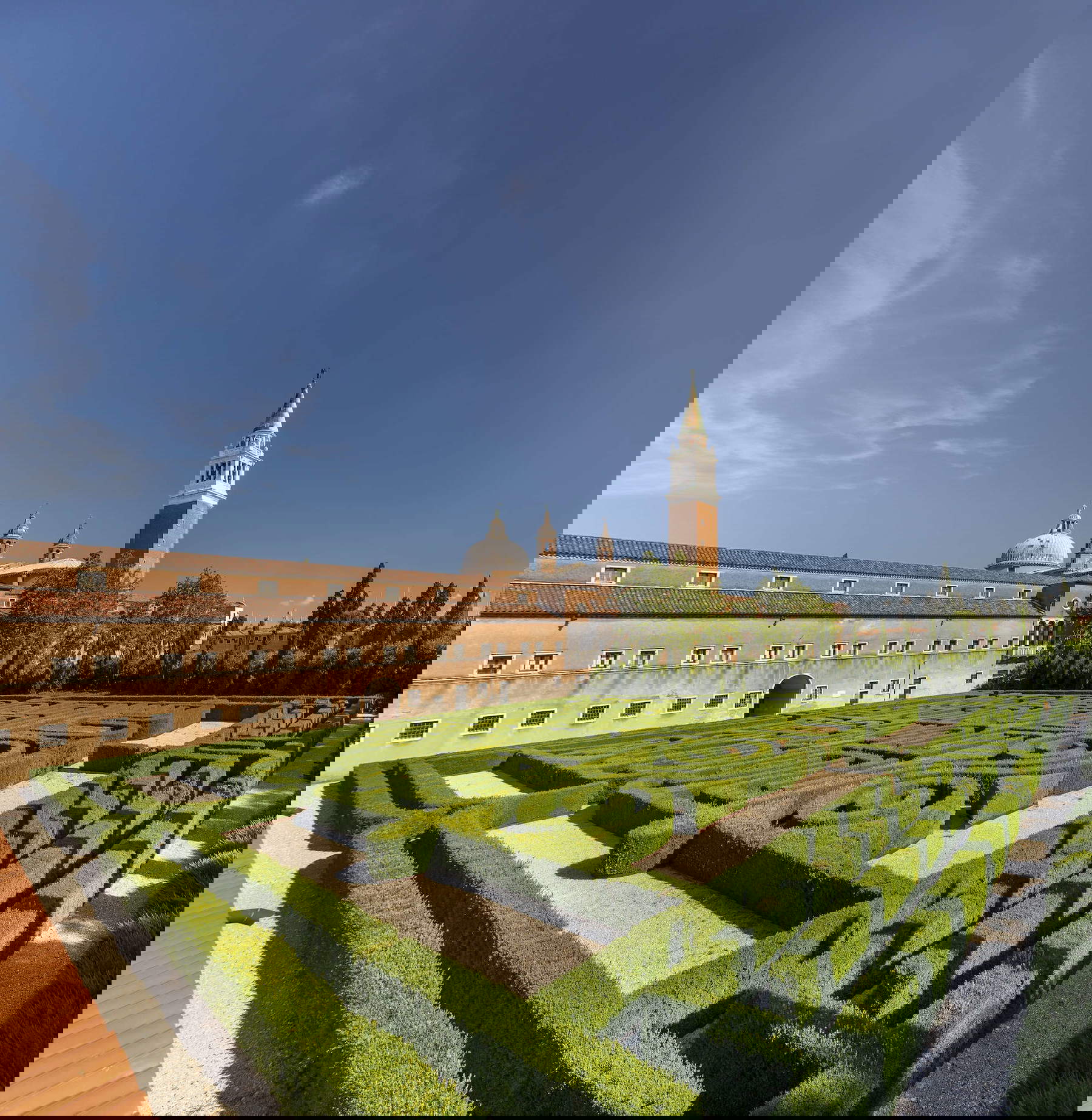 Das Borges-Labyrinth mit der Kirche und dem Kloster von San Giorgio in Venedig im Hintergrund. Foto: Matteo De Fina Das Borges-Labyrinth mit der Kirche und dem Kloster von San Giorgio in Venedig im Hintergrund. Foto: Matteo De Fina